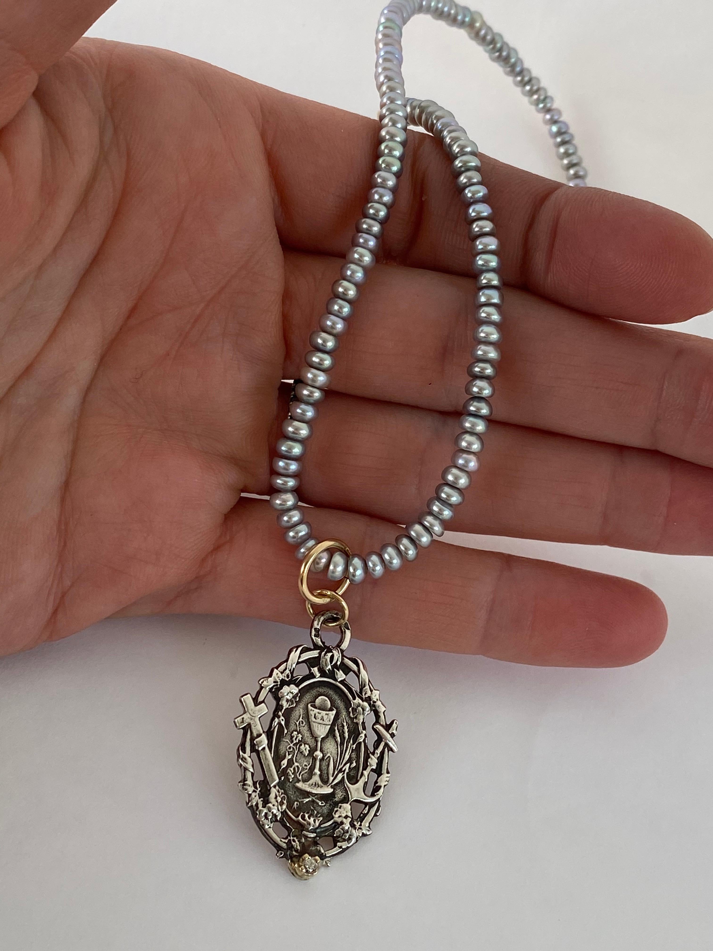 Medaille Glaube Hoffnung Liebe Weiß Diamant Perlenkette Halskette Chrysopras J Dauphin im Zustand „Neu“ im Angebot in Los Angeles, CA