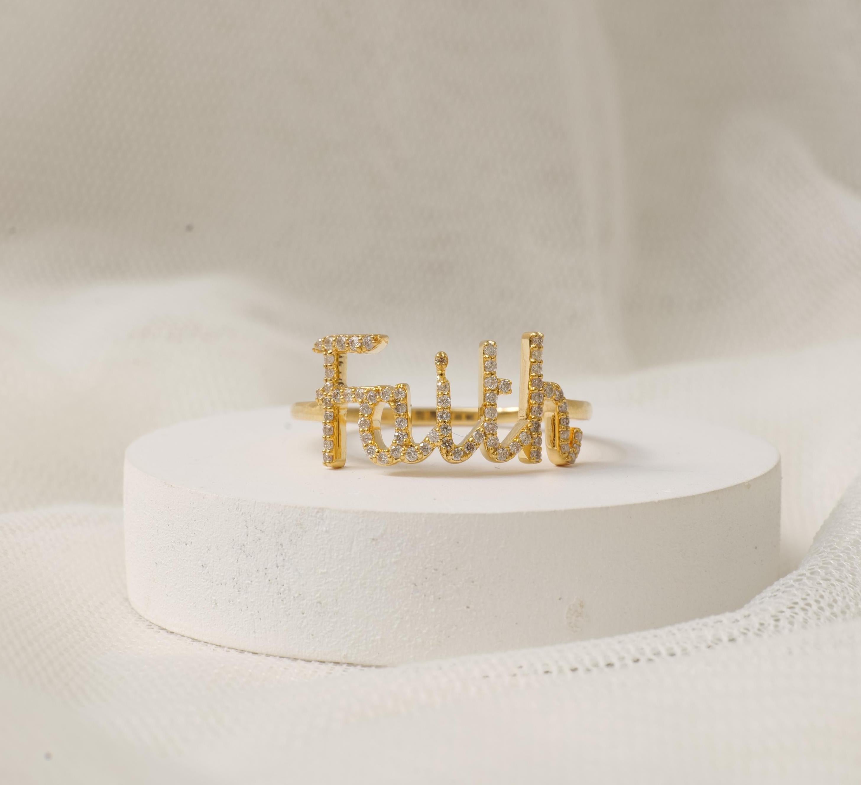 Anello con diamante Faith Script in oro massiccio 14K (certificato) in vendita 2
