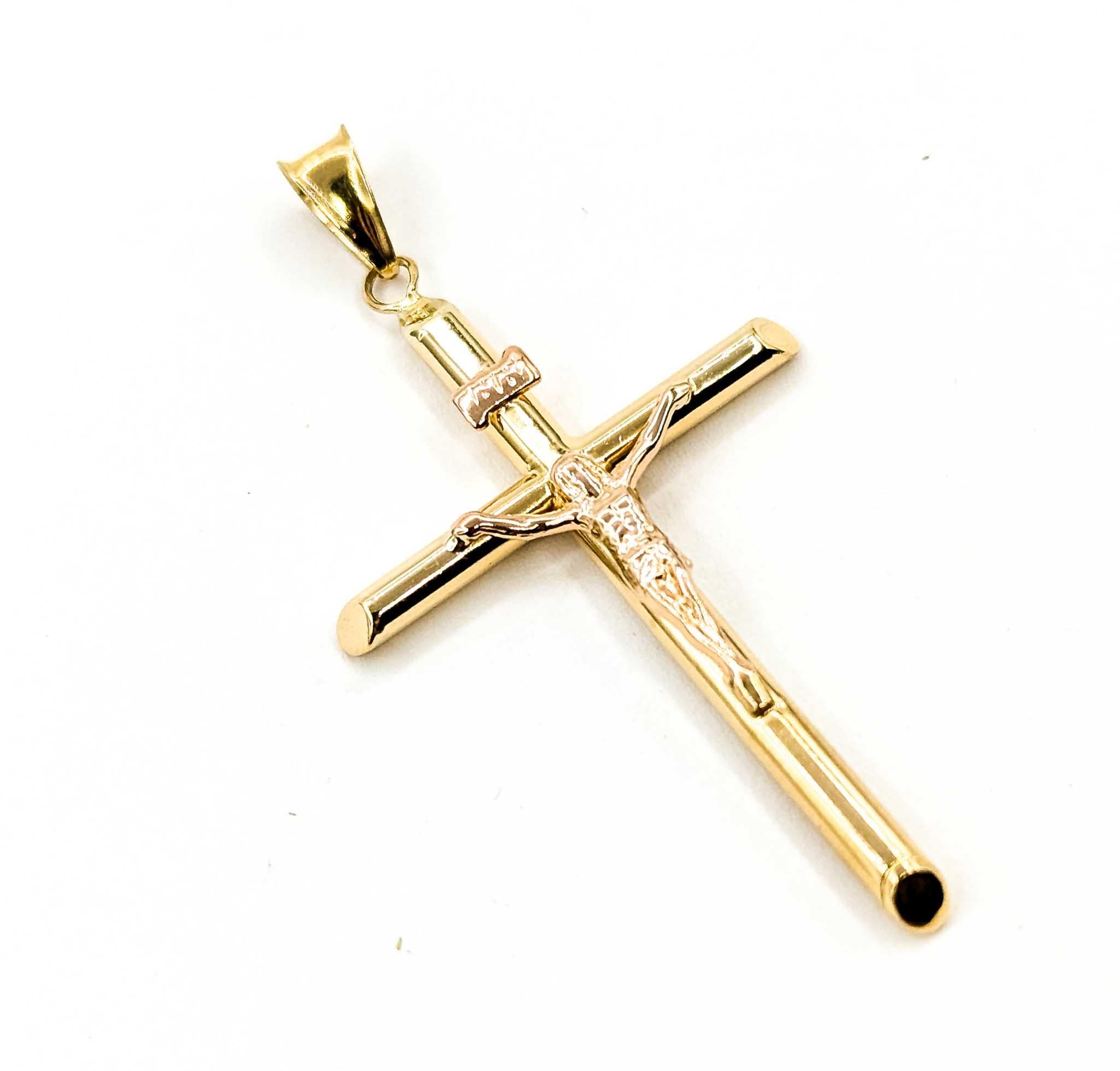 Ce pendentif significatif est réalisé en or jaune 14k et conçu sous la forme d'un crucifix classique. La croix polie est rehaussée d'une figure détaillée du Christ, symbolisant la dévotion et la foi intemporelle.

Mesurant environ 2 pouces sur 1