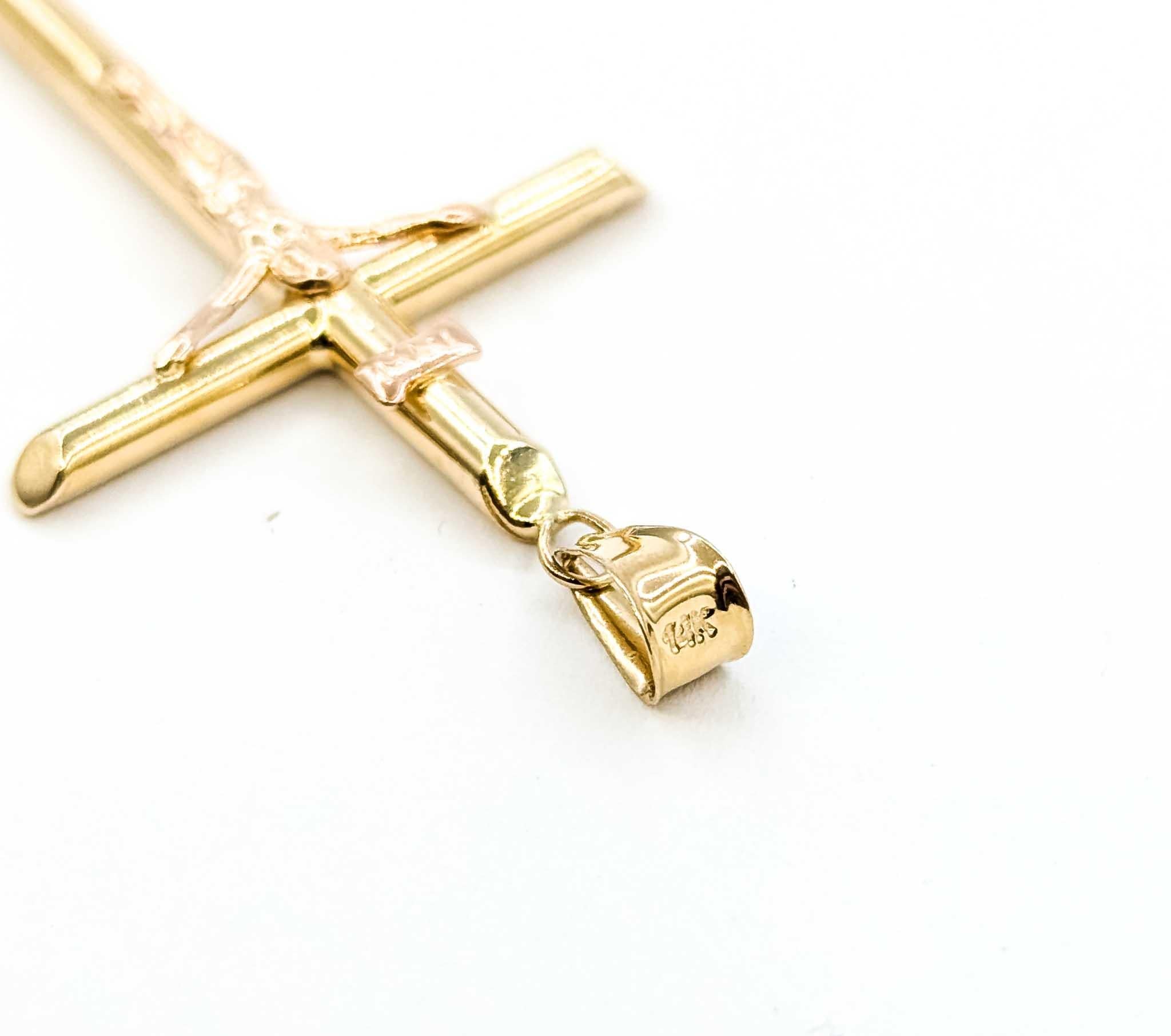 Pendentif Crucifix fidèle en or jaune 14k en vente 1