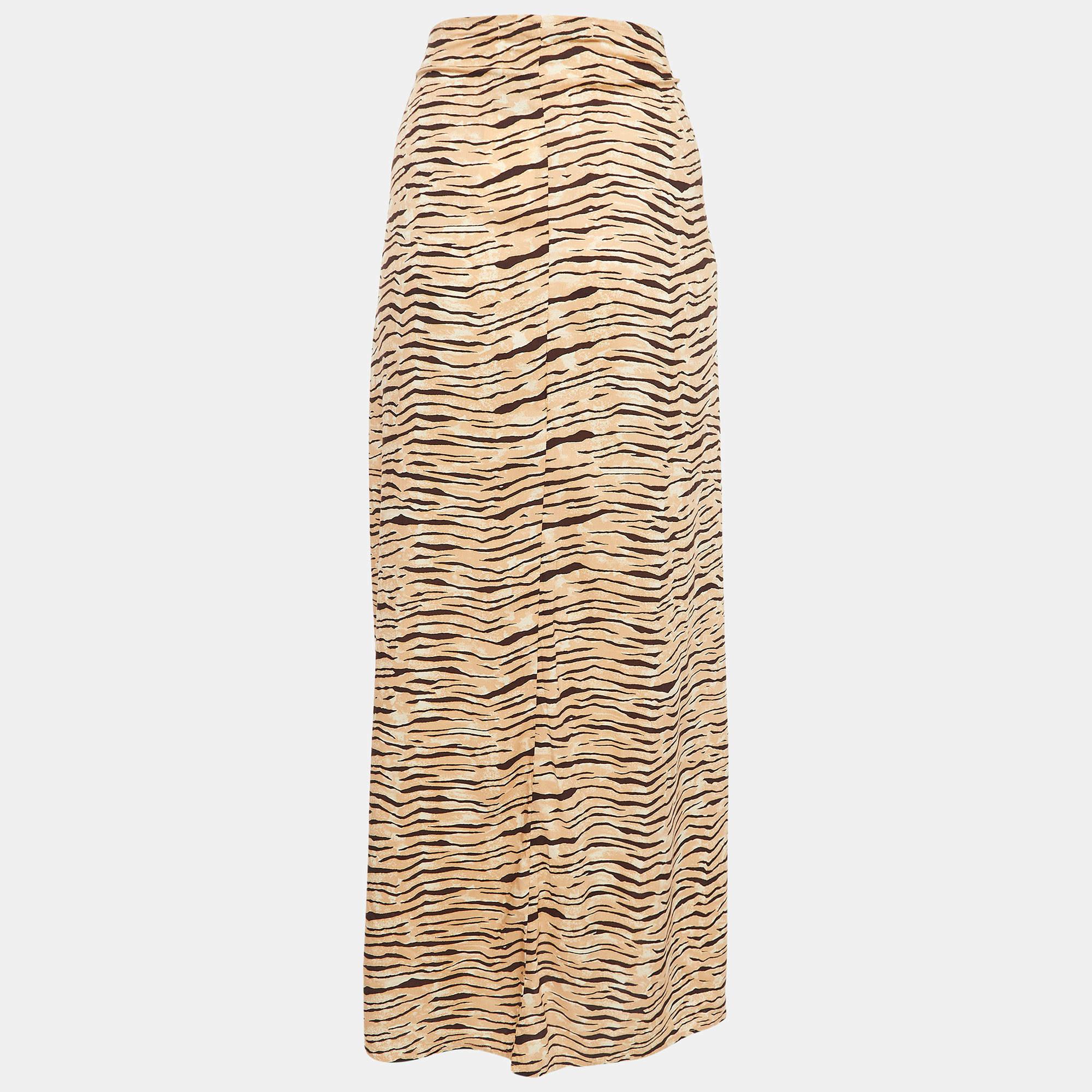 Questa deliziosa gonna è splendidamente cucita con un tessuto pregiato. Questa comoda gonna griffata ha una silhouette perfetta. Abbinalo a un semplice top e a tacchi a spillo per un look chic.