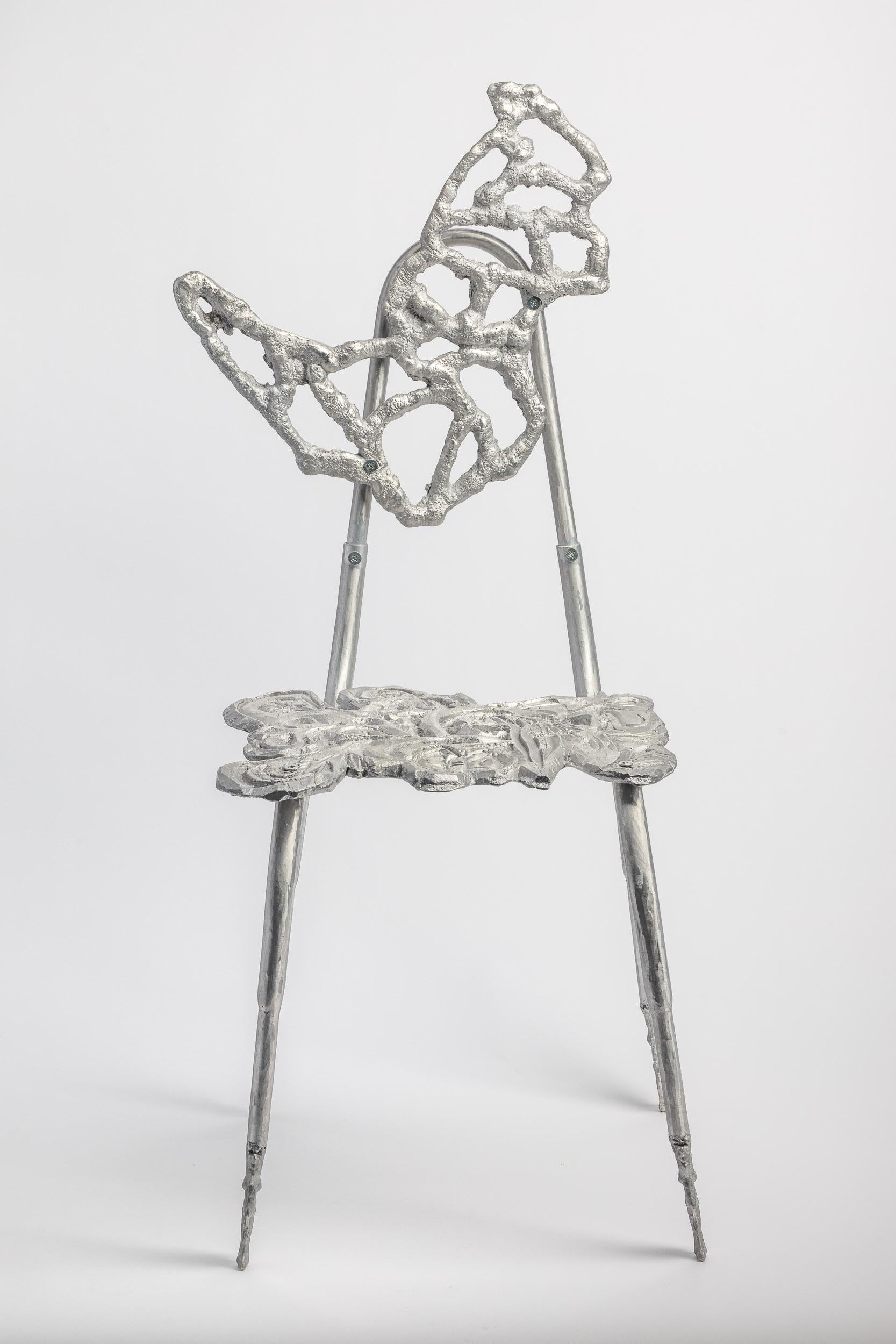 Repenser la chaise de café vénitienne en tant que symbole de l'écosystème marin en difficulté. Les surfaces des chaises sont constituées de quatre frises individuelles représentant la nature animée, allant de motifs sculptés à la main à une