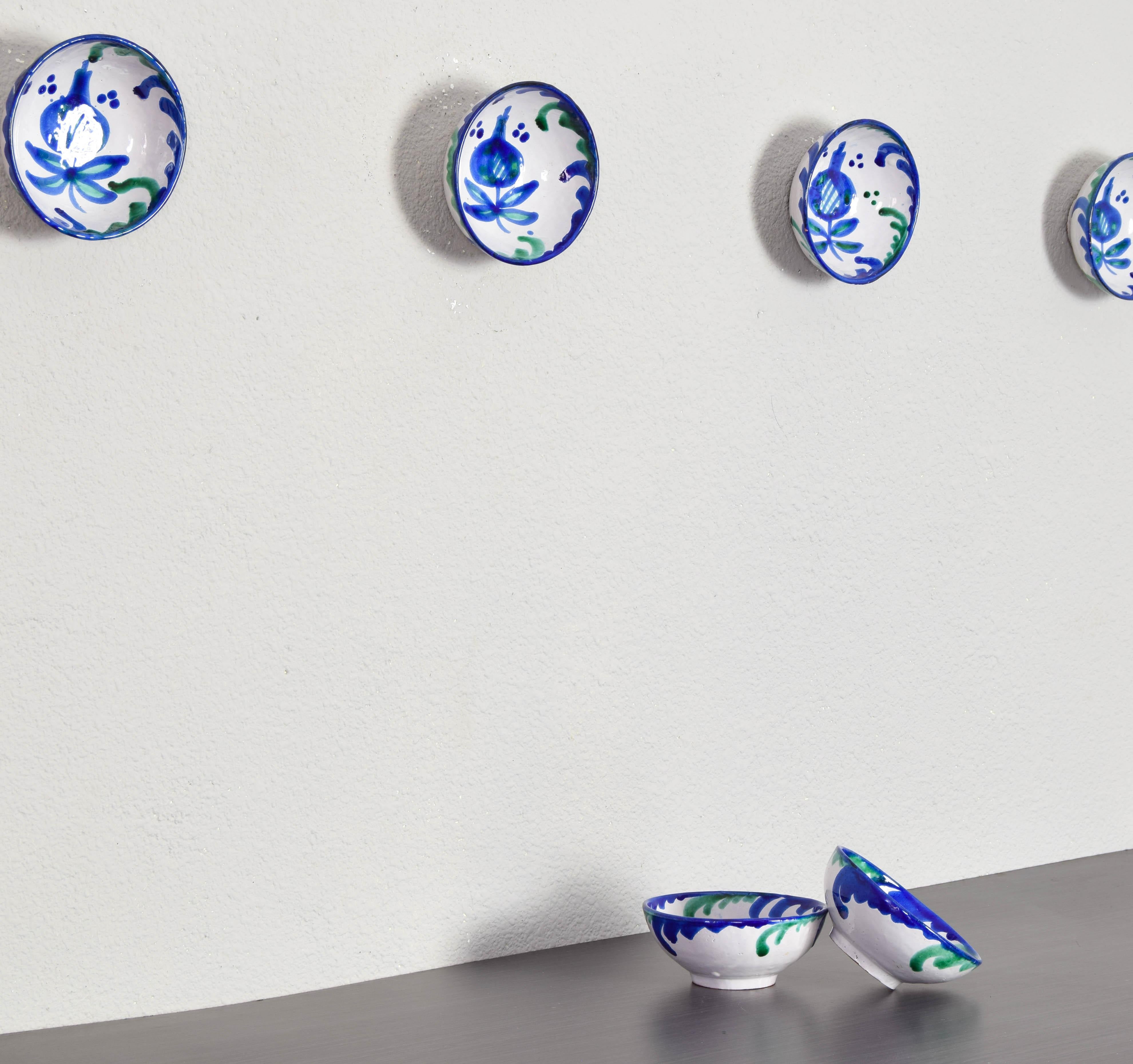Ensemble de six bols décoratifs en céramique de terre cuite émaillée bleue, verte et blanche Fajalauza espagnole du 20ème siècle faite et peinte à la main.
La Fajalauza est un style qui trouve son origine au XVIe siècle dans le quartier de