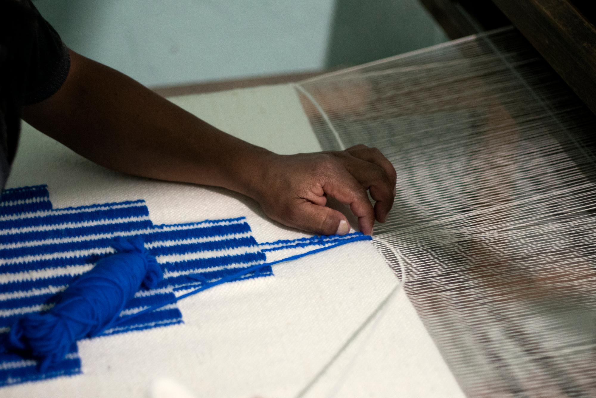 FAJAS Handgewebte Kunsthandwerkliche Schärpe-Kissen aus olivgrünem Samt von ANDEAN, 2er-Set im Angebot 6