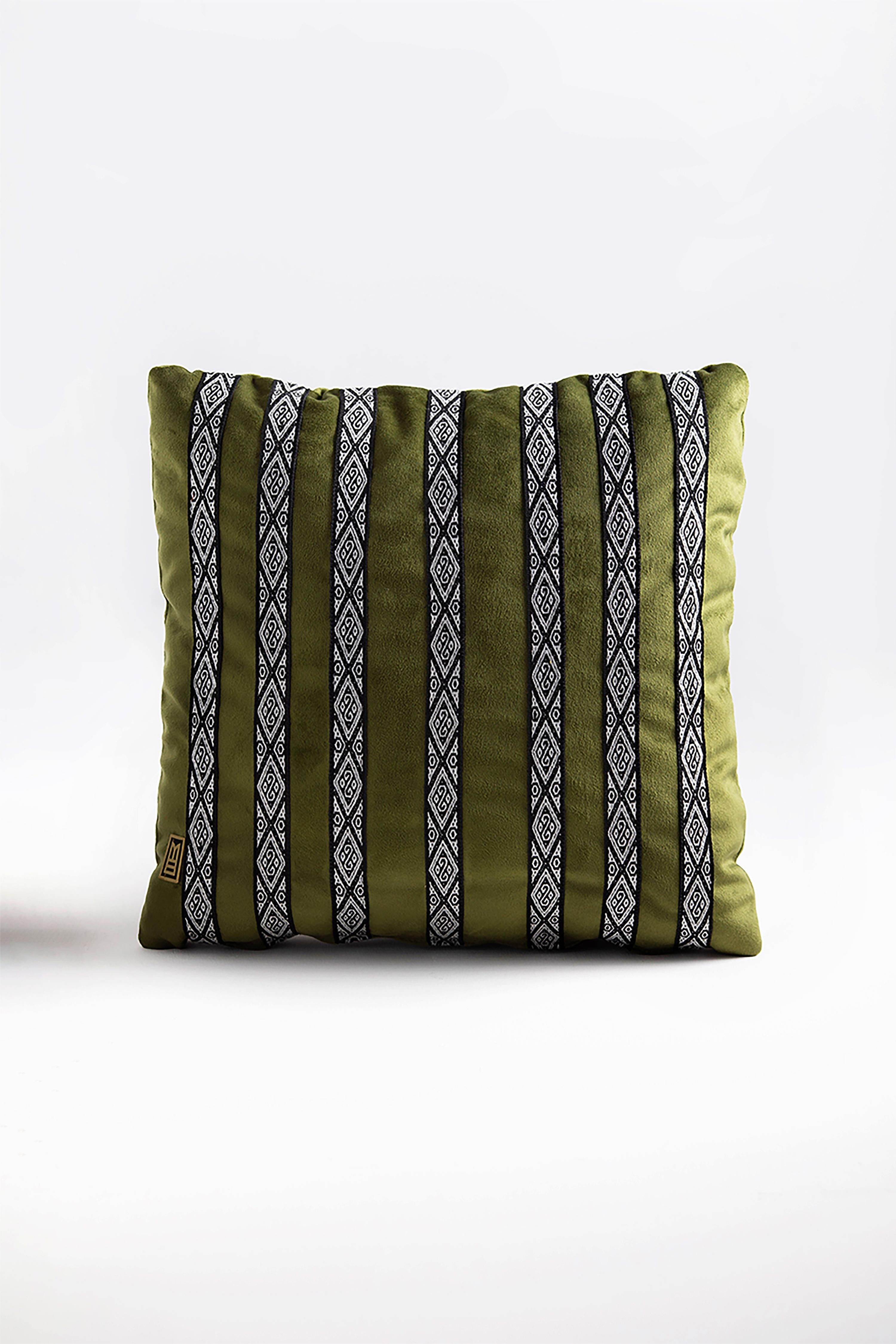 Dekorative Kissen mit handgewebten handwerklichen Schärpendetails aus Peguche, Imbabura und wasserfestem Samt oder Möbelstoff.

Diese dekorativen Kissen werden in sorgfältiger Handarbeit mit Baumwollstickerei gefertigt und mit Akzenten aus