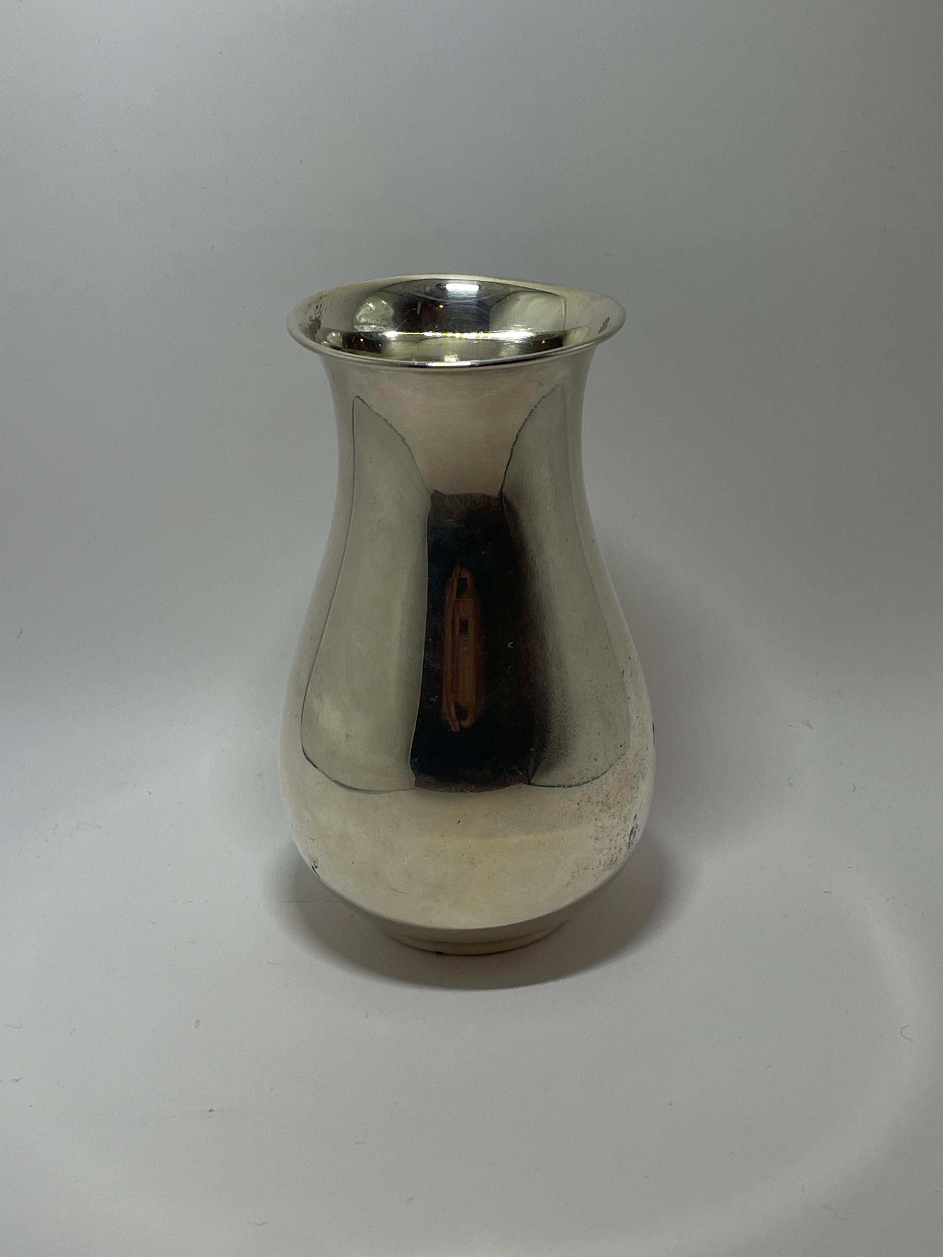 Informazioni sull'articolo: Bellissimo vaso argentato di FAK degli anni '30. 

Influenza del design: Come molte aziende svedesi di design dell'epoca, FAK si concentrava sulla combinazione di artigianato tradizionale ed estetica modernista e