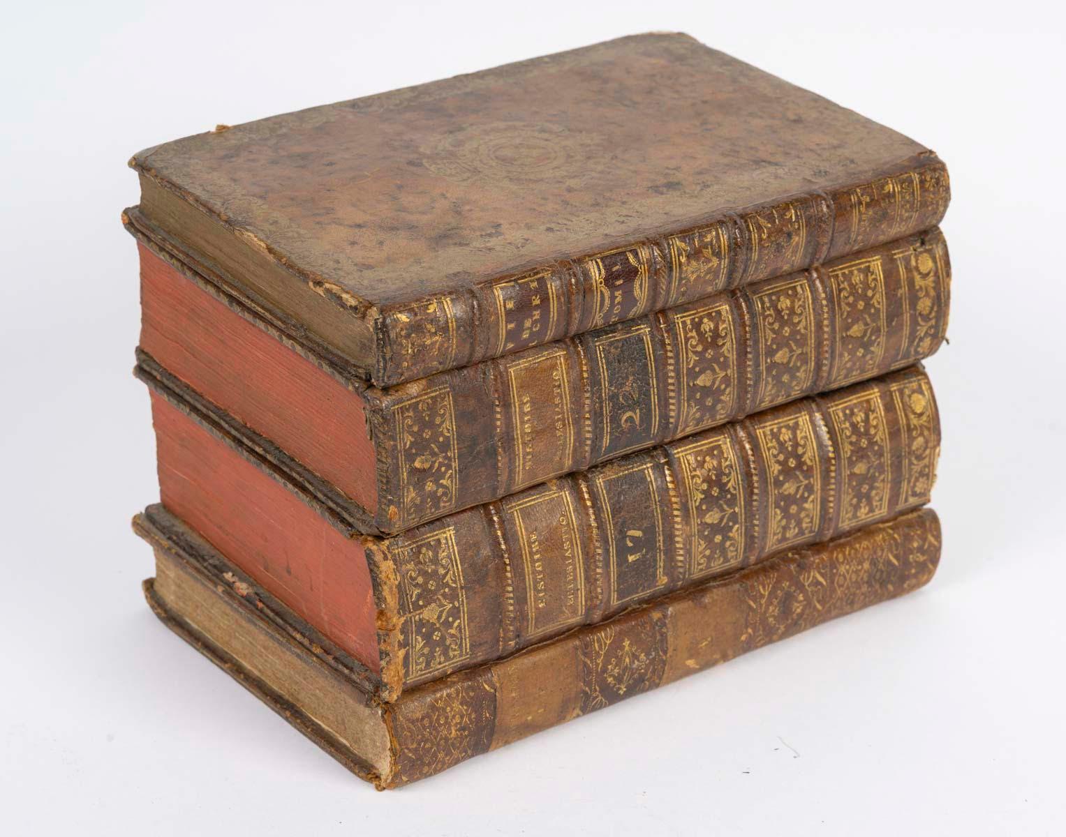 Fake book concealing a small liqueur cabinet from the early 20th century, Napoleon III style, comprising two liqueur decanters with four small crystal glasses, one decanter broken at the neck, small chip.

H: 15cm, W: 20.5cm, D: 13cm

Contact us