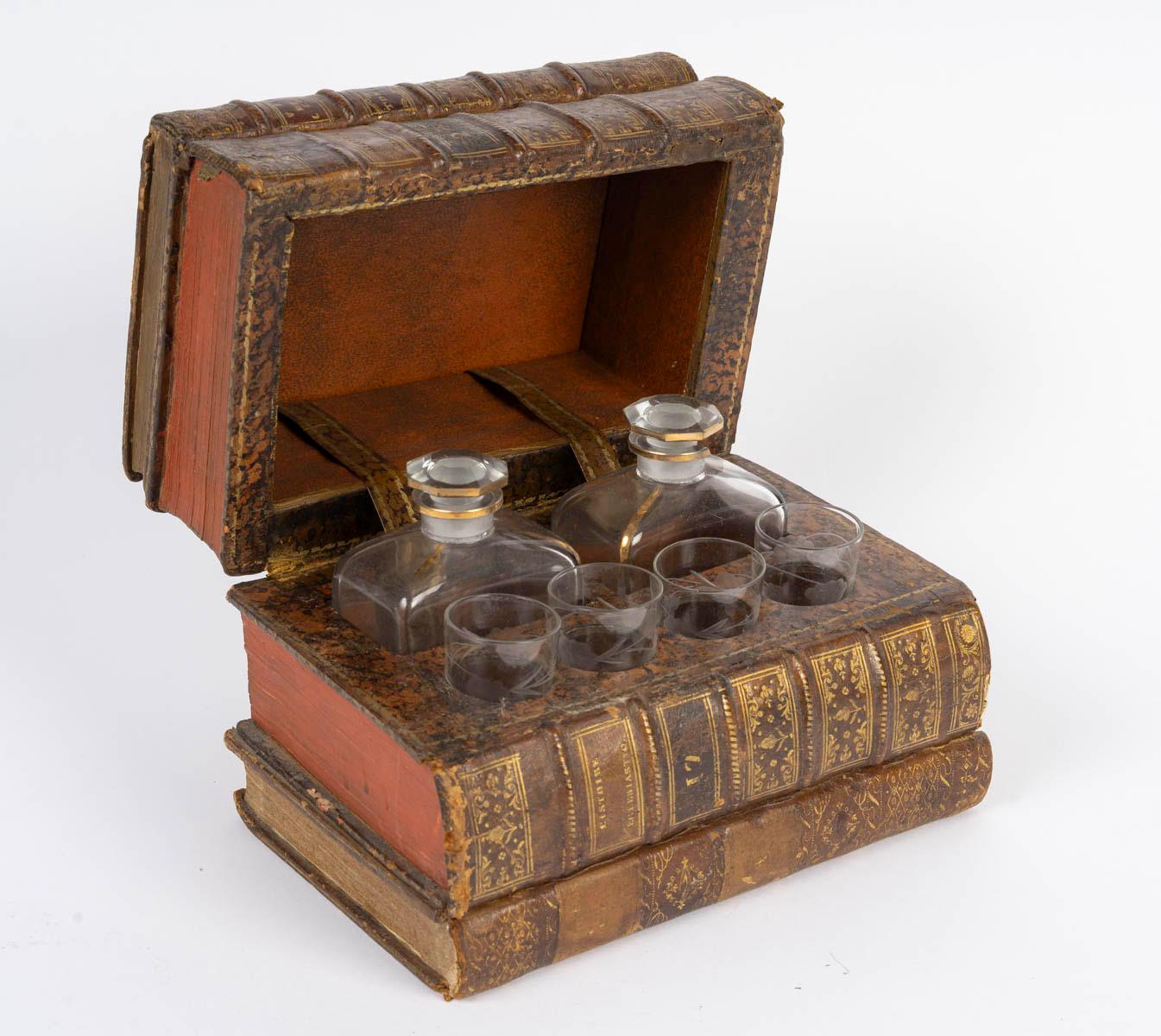 Fake Book Concealing Two Liqueur Decanters, Napoleon III Style, 20th Century. (20. Jahrhundert) im Angebot