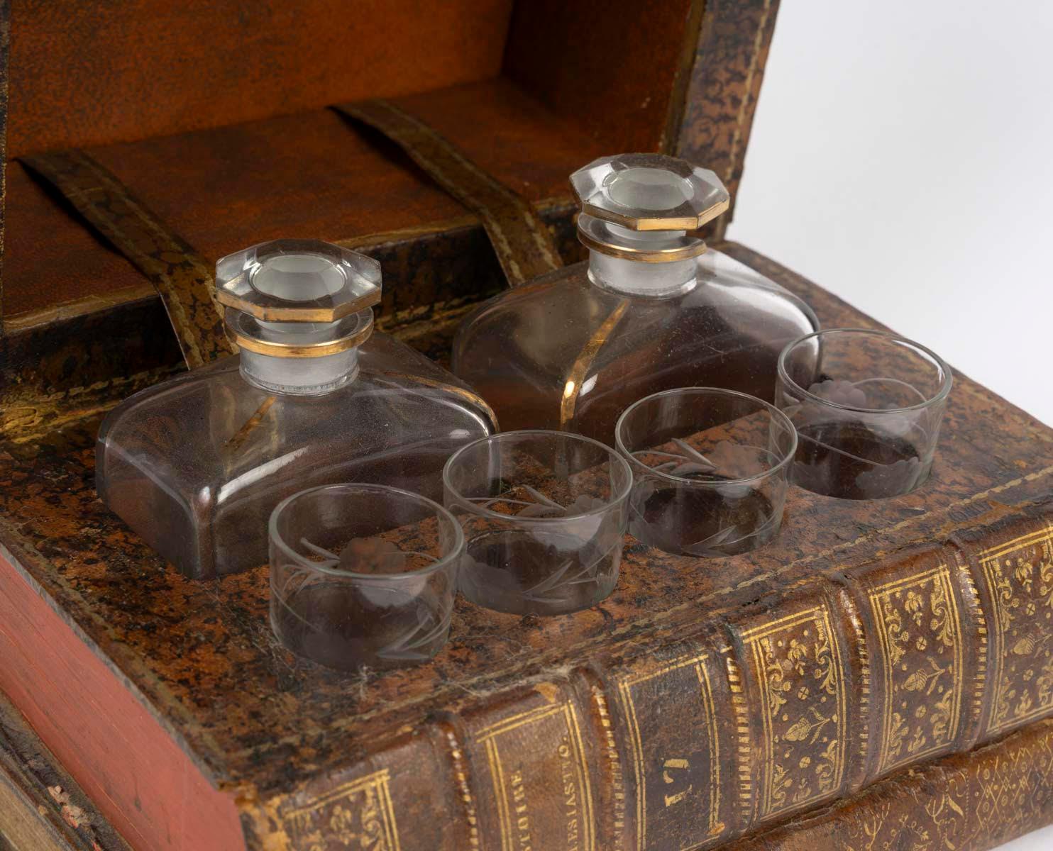 Fake Book Concealing Two Liqueur Decanters, Napoleon III Style, 20th Century. (Holz) im Angebot
