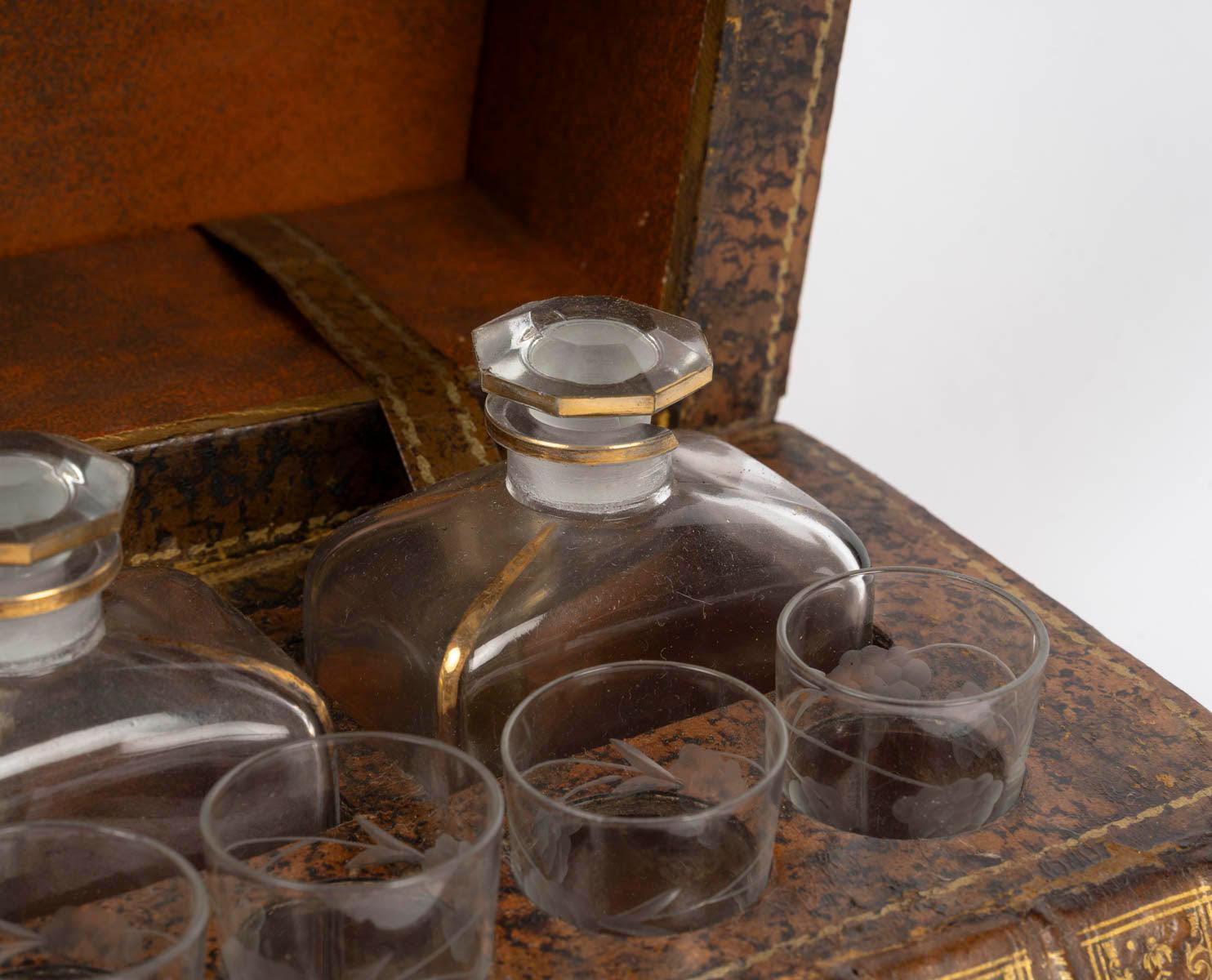 Fake Book Concealing Two Liqueur Decanters, Napoleon III Style, 20th Century. im Angebot 1
