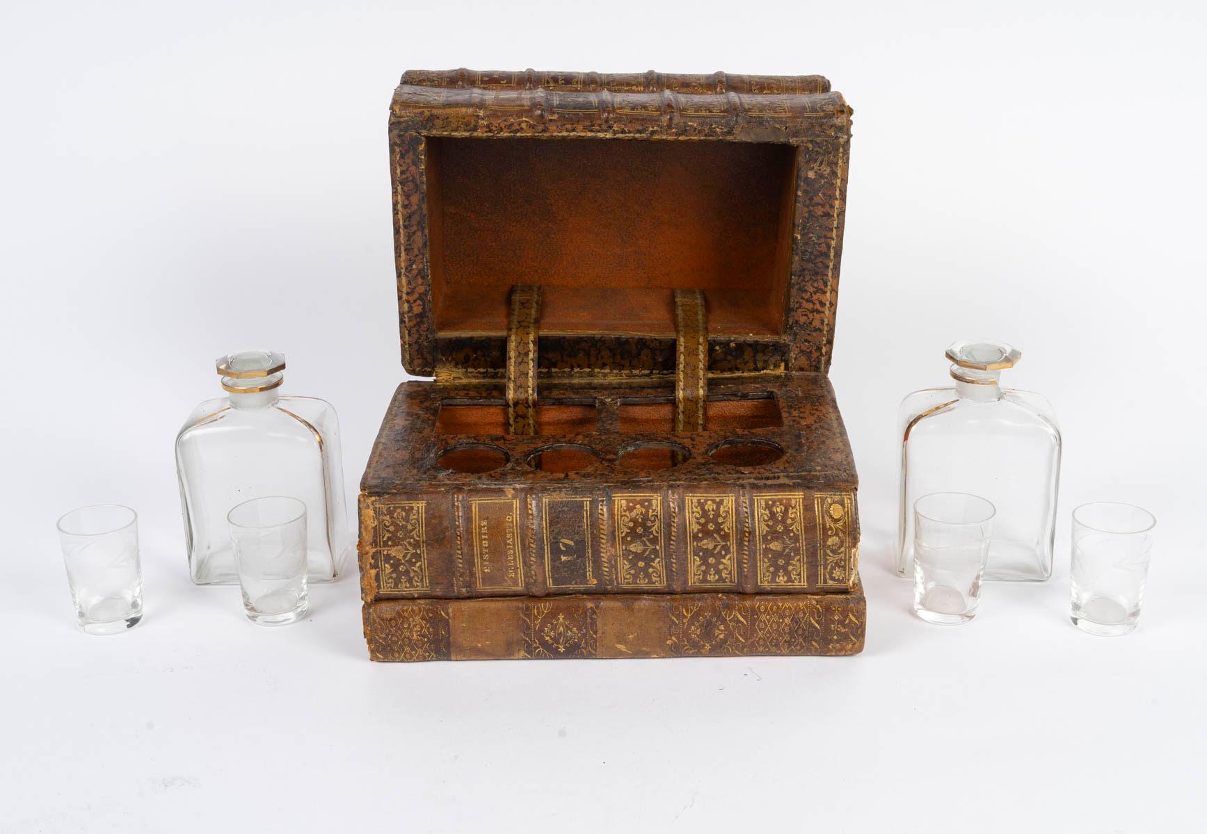 Fake Book Concealing Two Liqueur Decanters, Napoleon III Style, 20th Century. im Angebot 2