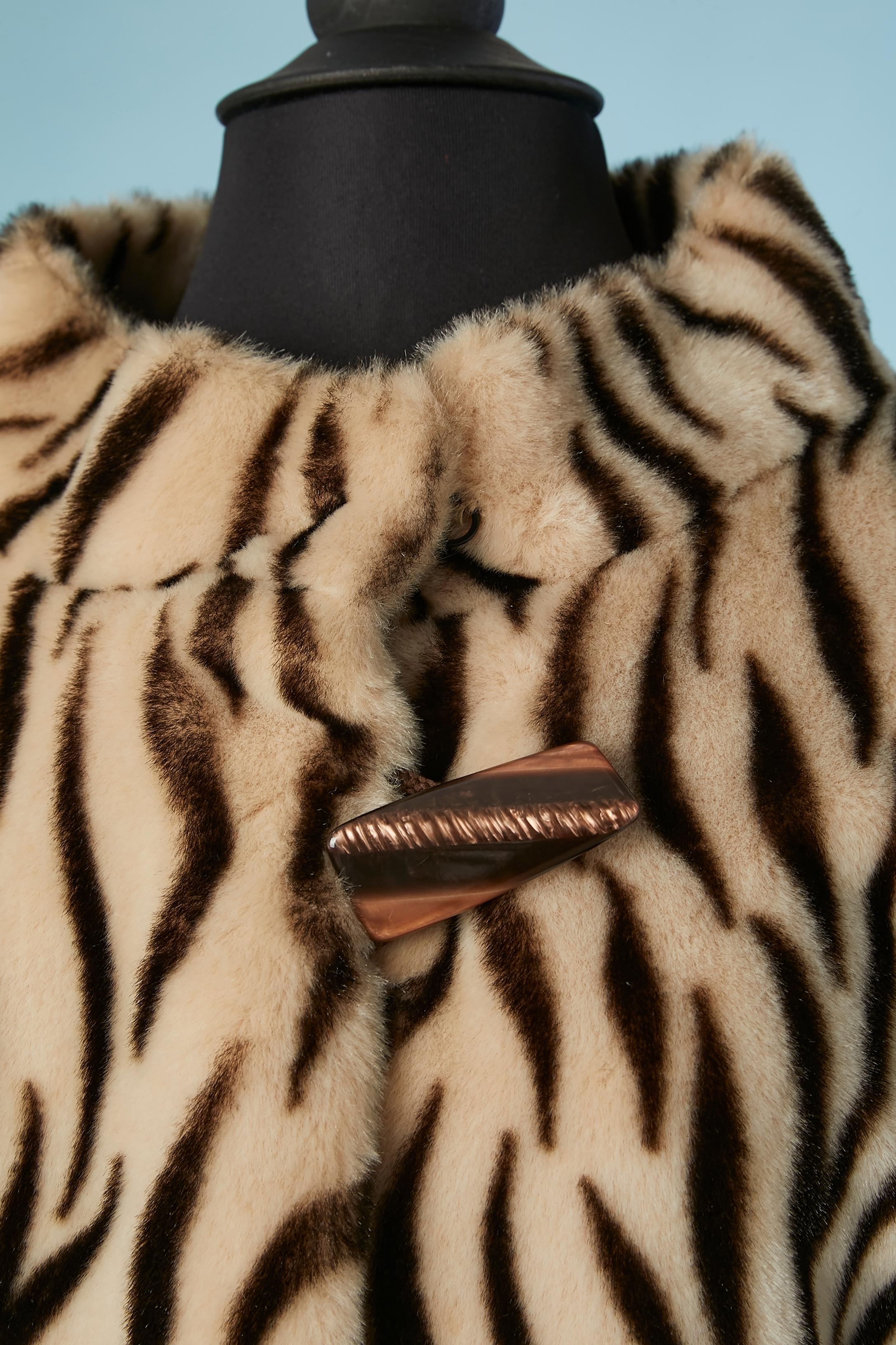 Fake fur cape with tiger print . Large resin button in the middle front. Rayon branded lining.
SIZE L