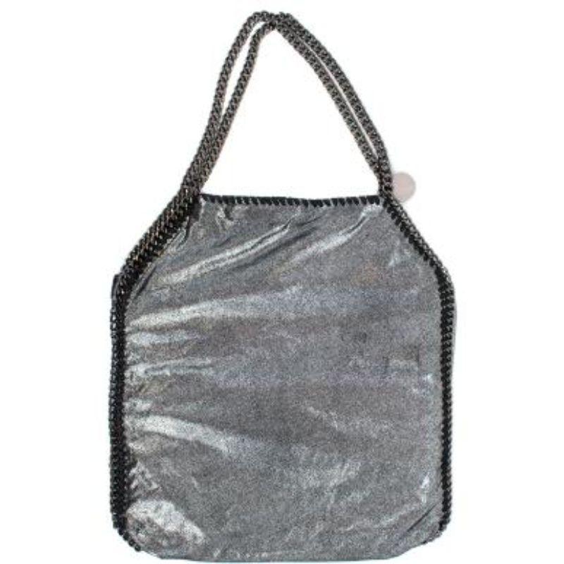 Stella McCartney Falabella grey metallic bag
 
 -Signature diamond-cut chain-link trim
 -Whipstitch detailing
 -Logo charm
 -Silver-tone hardware
 -Two chain-link top handles
 -Magnetic fastening
 -Chain-link shoulder strap
 -Main compartment &