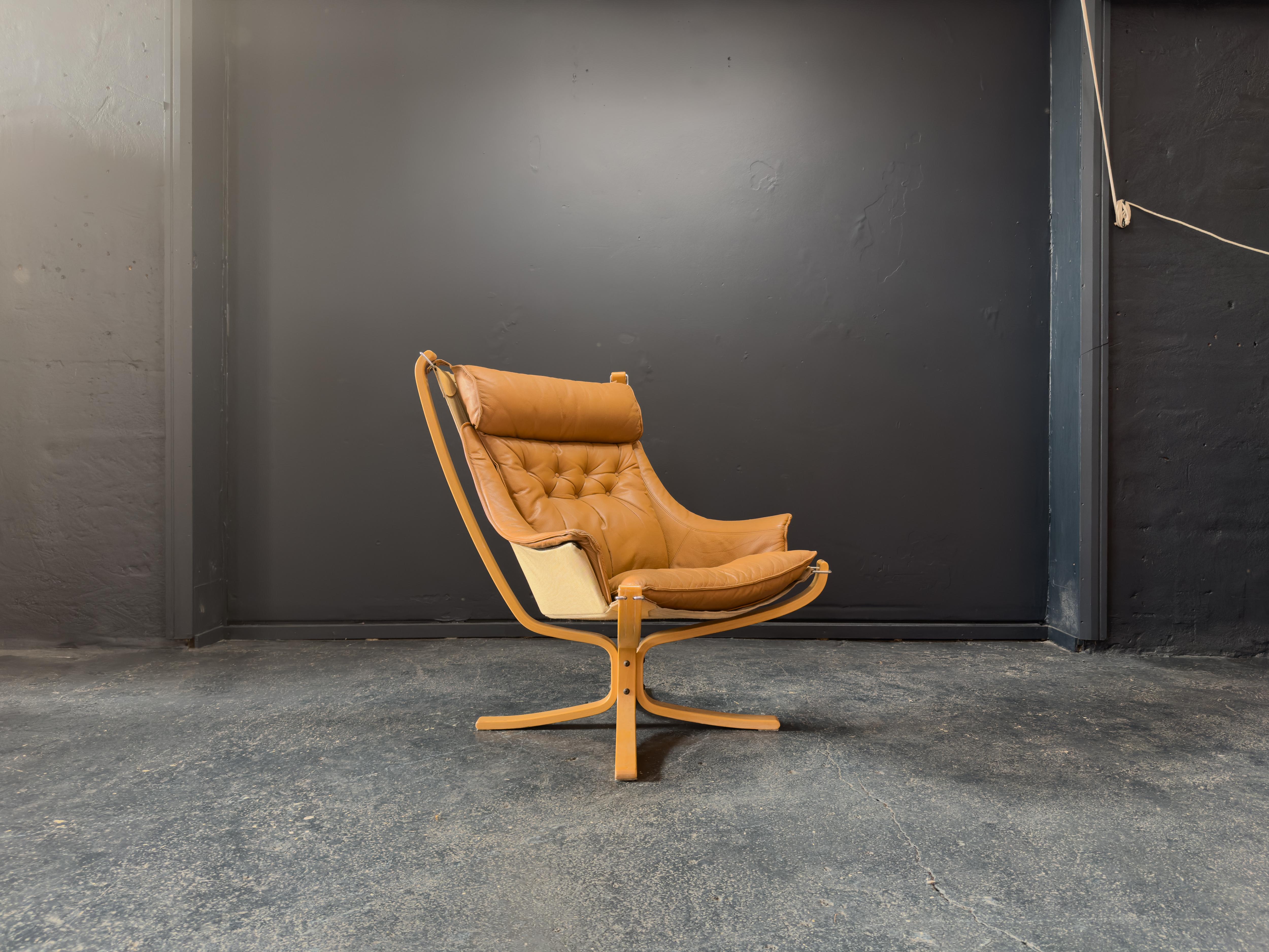 Icono del modernismo noruego, el sillón Falcon de Sigurd Resell para Vatne Møbler es una clase magistral de diseño escultural y orientado a la comodidad. Este clásico de los 70 combina curvas orgánicas, formas flotantes y materiales lujosos para
