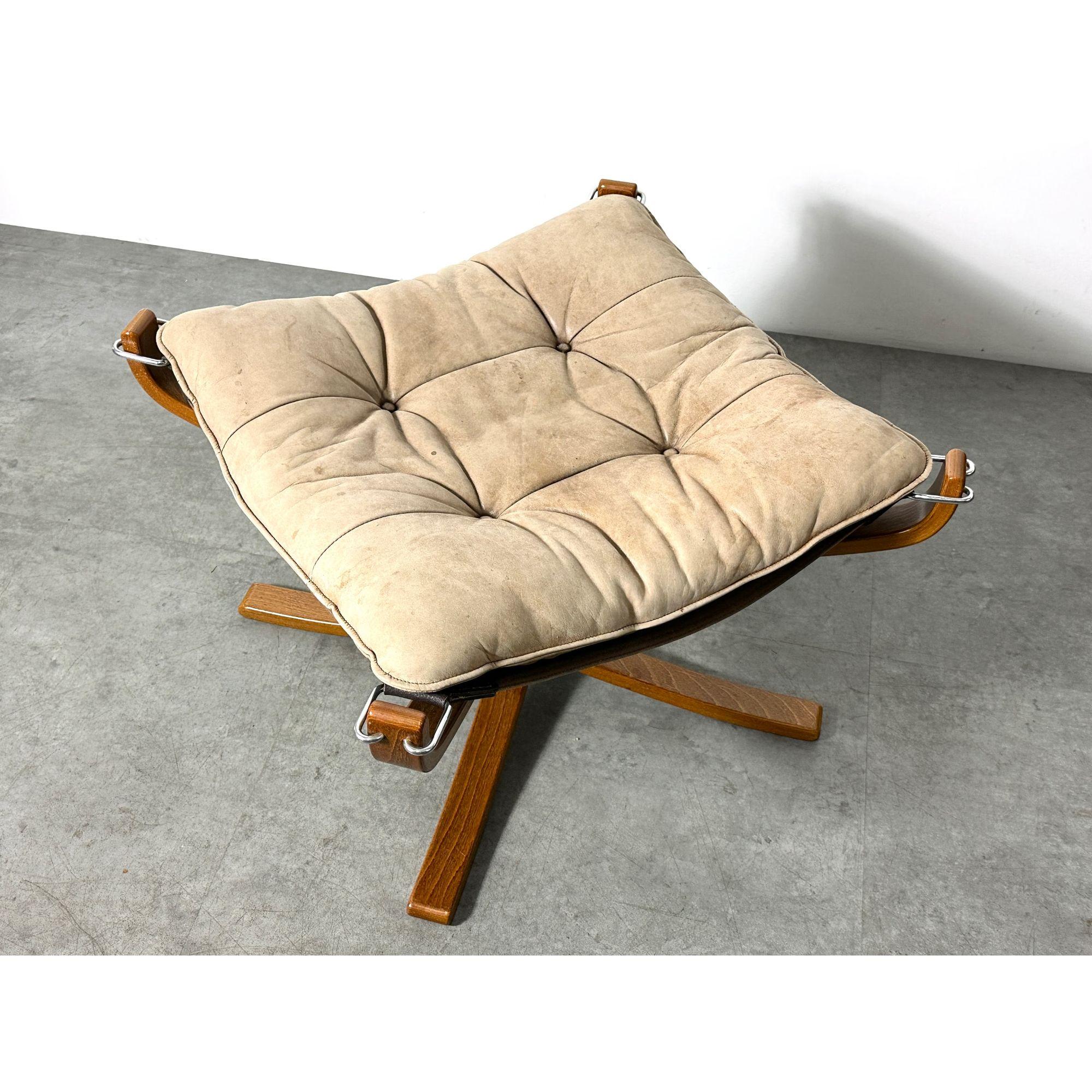 Vintage Leather Footstool Falcon Chair Ottoman by Sigurd Ressell for Vatne Mobler 1970s

Falcon footstool designed by Sigurd Ressell for Vatne Mobler Norway 1970s
Bentwood base with canvas sling and leather cushion
Signed to underside

Materials: