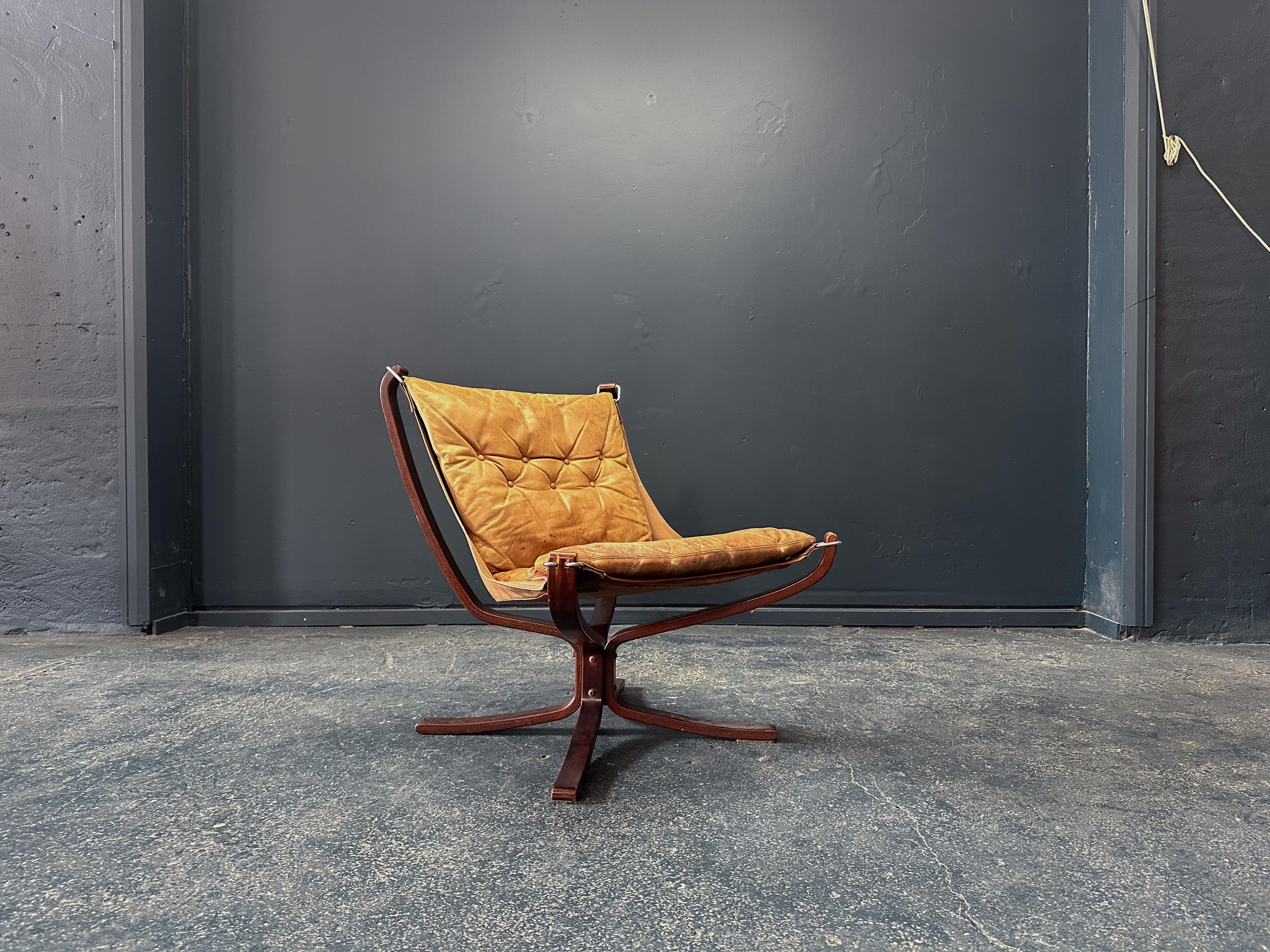 Una versión posterior de la Silla Falcon original de los años 70, diseñada por el arquitecto de interiores noruego Sigurd Ressell y producida por el fabricante de muebles Vatne Møbler. La Silla Falcon es uno de los diseños más icónicos de mediados