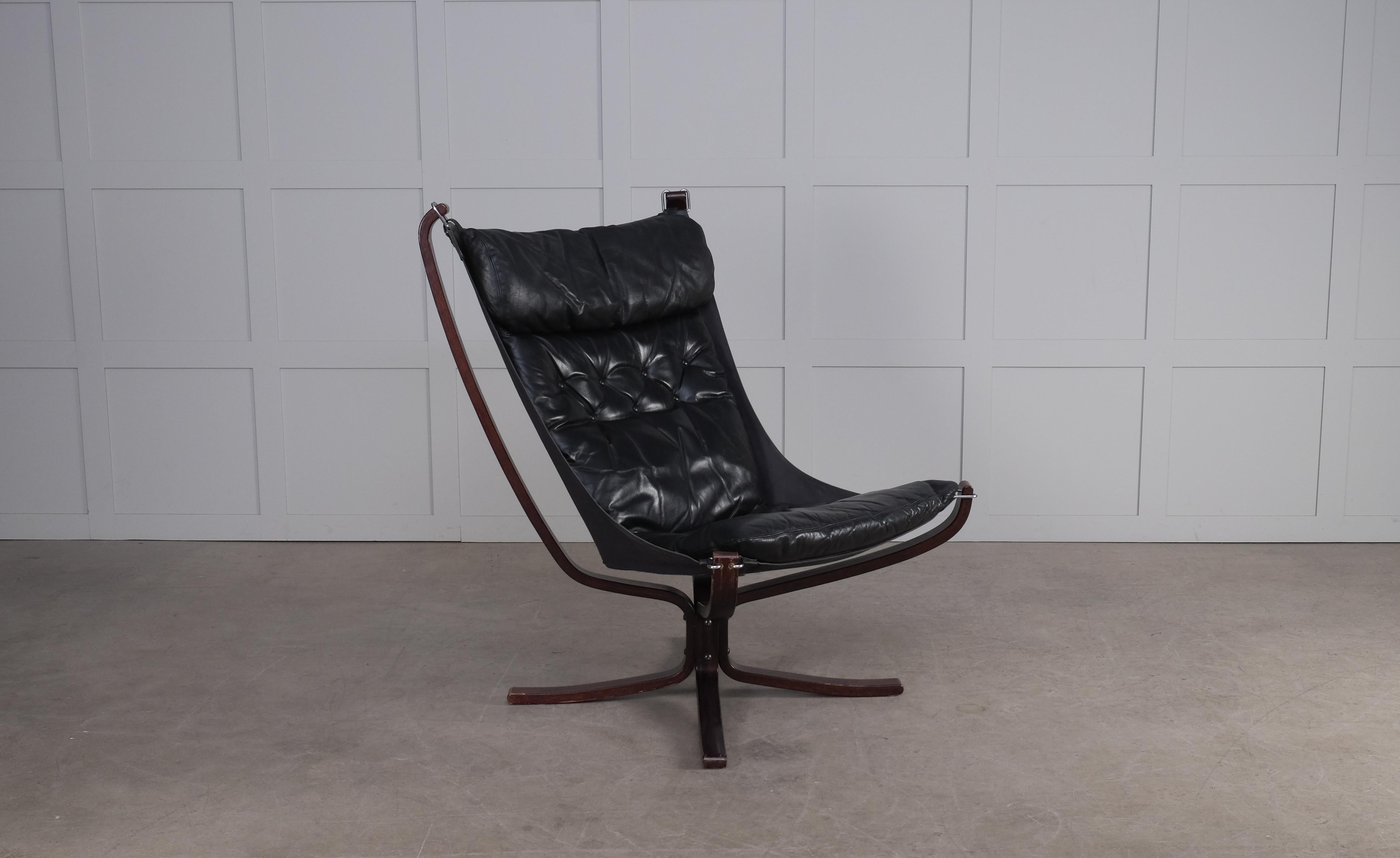 Norwegian Falcon chair in black leather by Sigurd Ressel, Norway, 1970s. 
Very good vintage condition with signs of usage and patina. 
Global front door shipping: €500.

