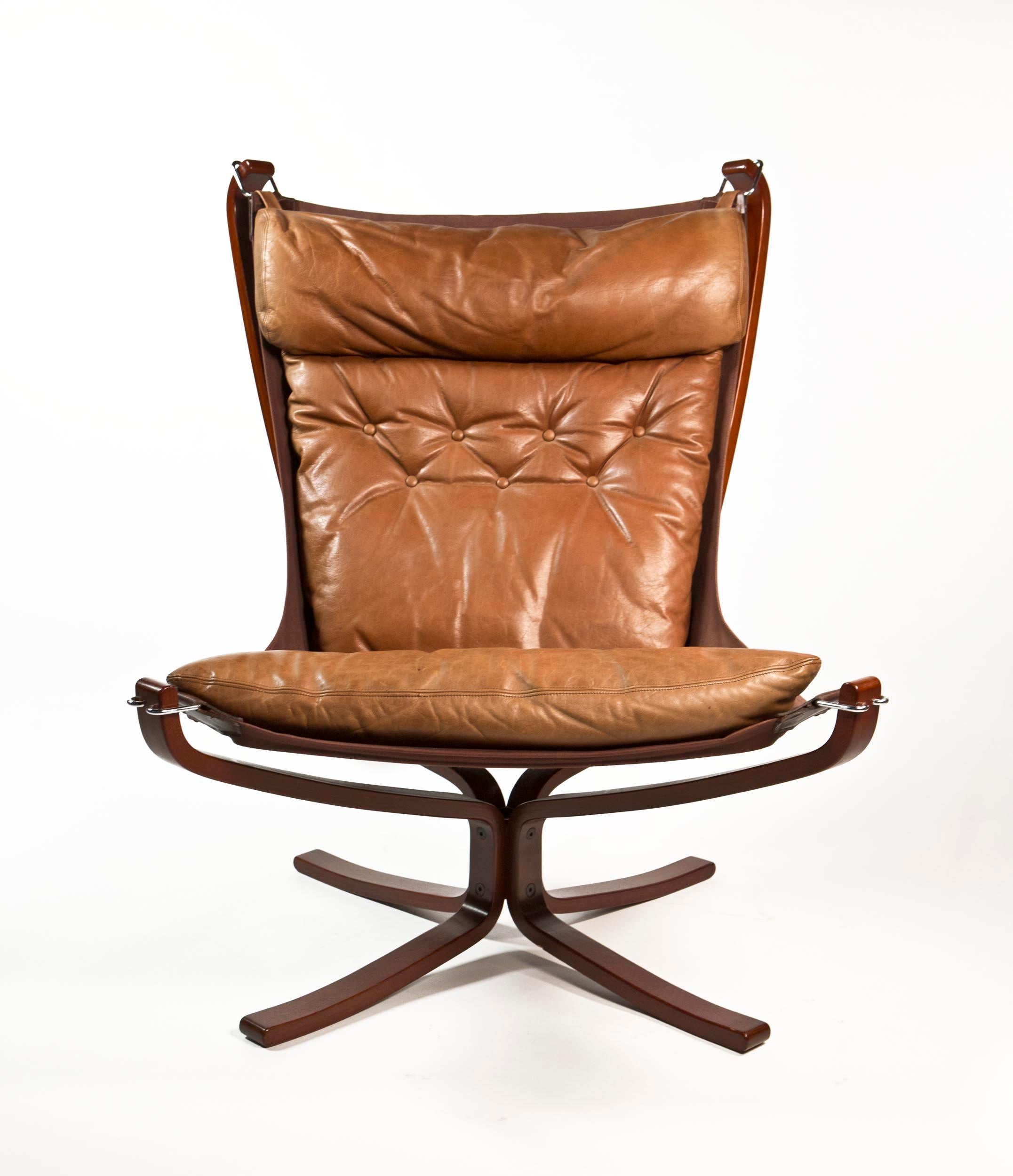 Falcon chair by Sigurd Ressell for Vatne Møbler in brown leather, Norway, 1970s

A super comfortable iconic vintage 1970s Sigurd Ressell designed high-backed X-framed falcon chair for Vatne Mobler Norway.

Milk chocolate leather and canvas sling