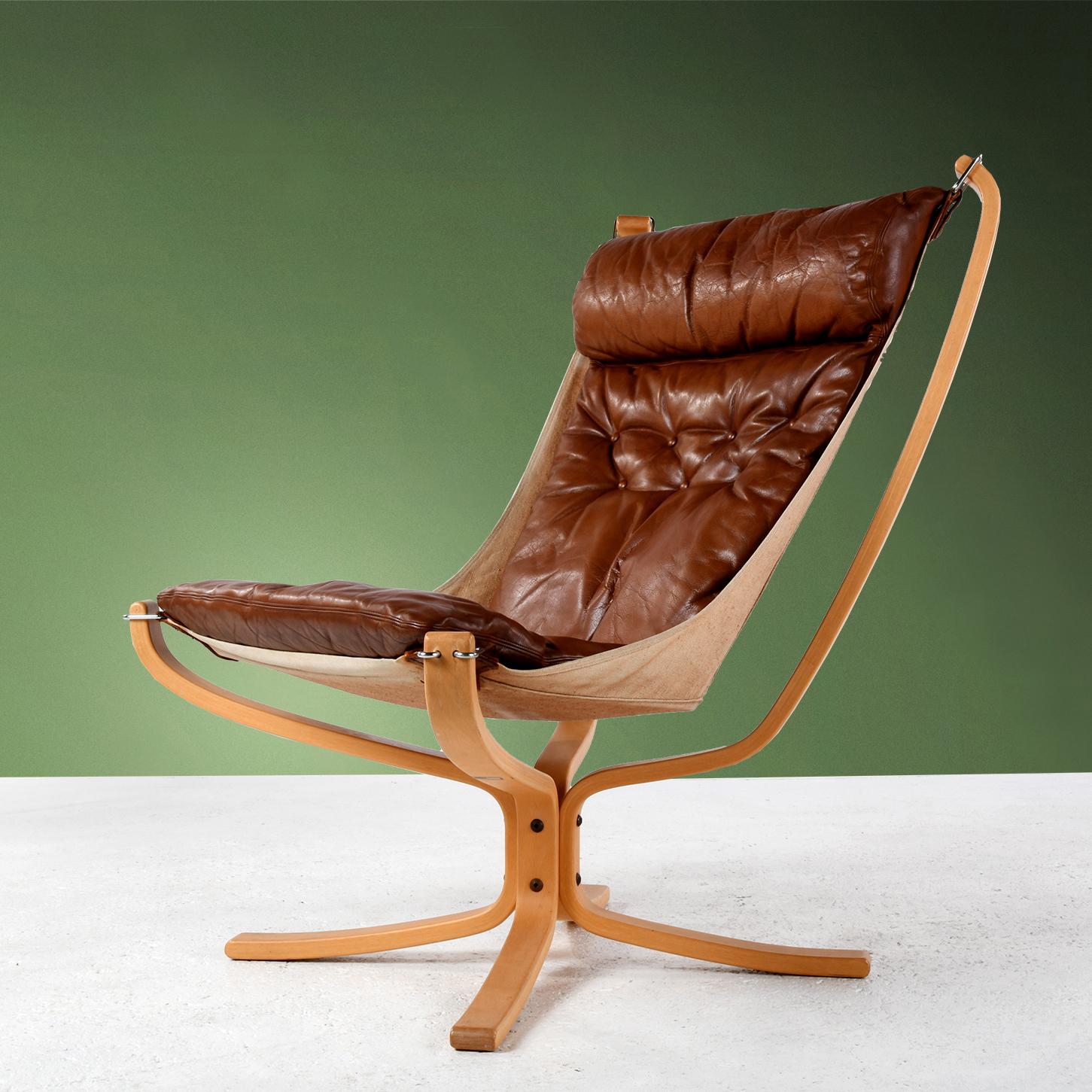 Der Stuhl Falcon wurde von dem norwegischen Designer Sigurd Ressell (1920-2010) entworfen und 1970 von dem norwegischen Hersteller Vatne produziert. Wie eine aufgehängte Hängematte besteht der Sessel aus einem starken Stoff, der mit 4 verchromten