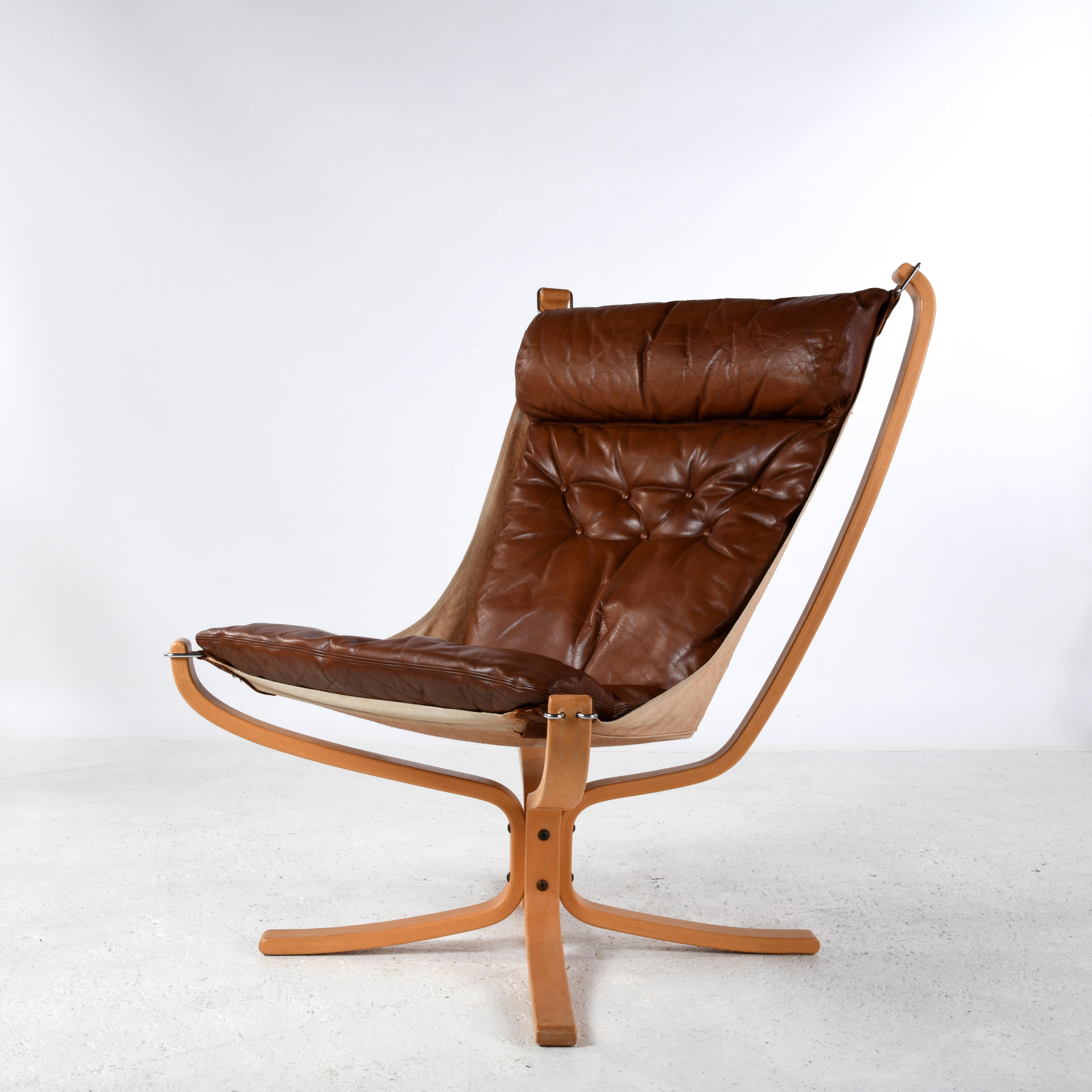 Cuir Chaise Falcon, design Sigurd Ressell, version bois et cuir marron en vente