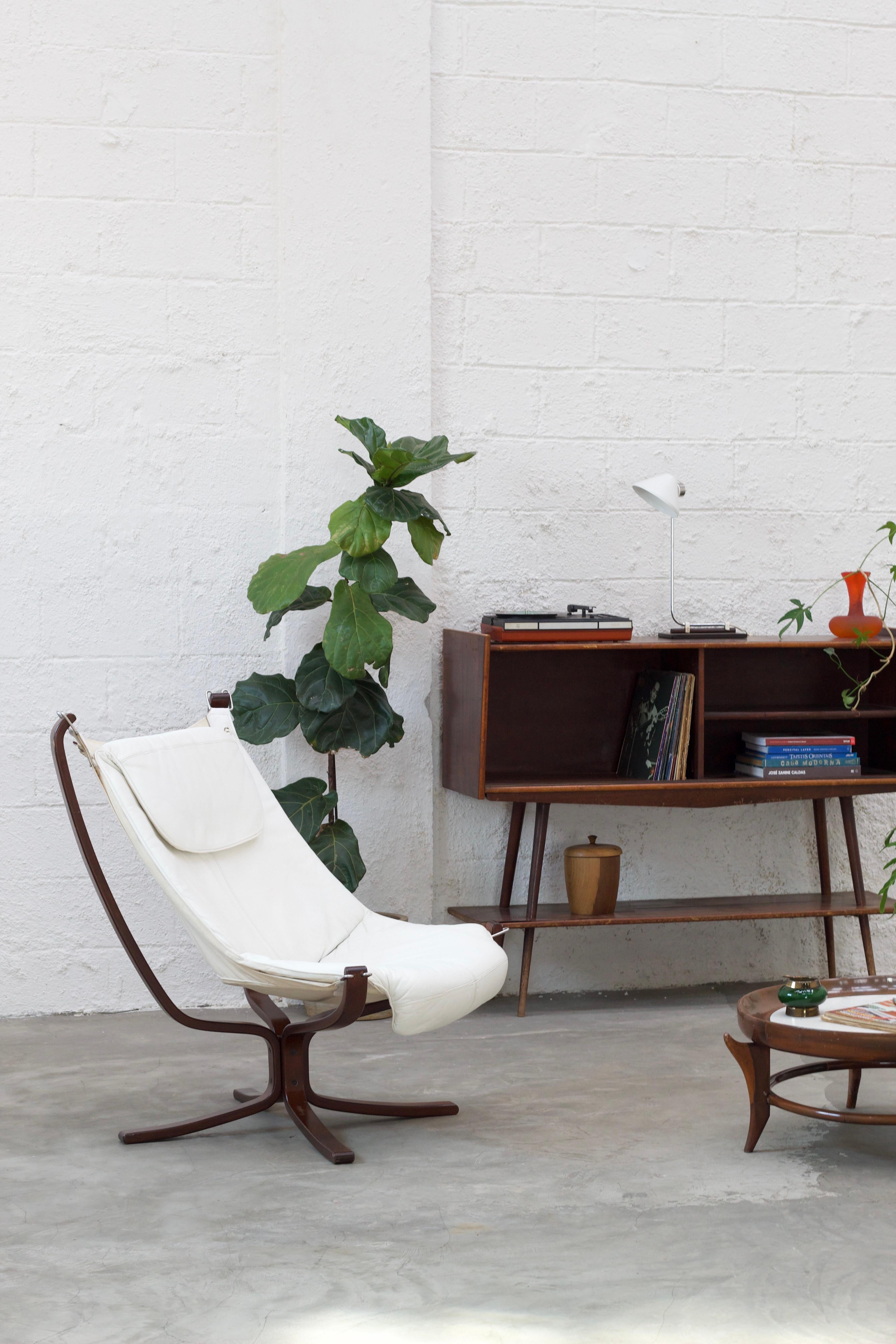 A comfortable and comfortable armchair from the classic Midcentury Modern period (Scandinavian design), the 