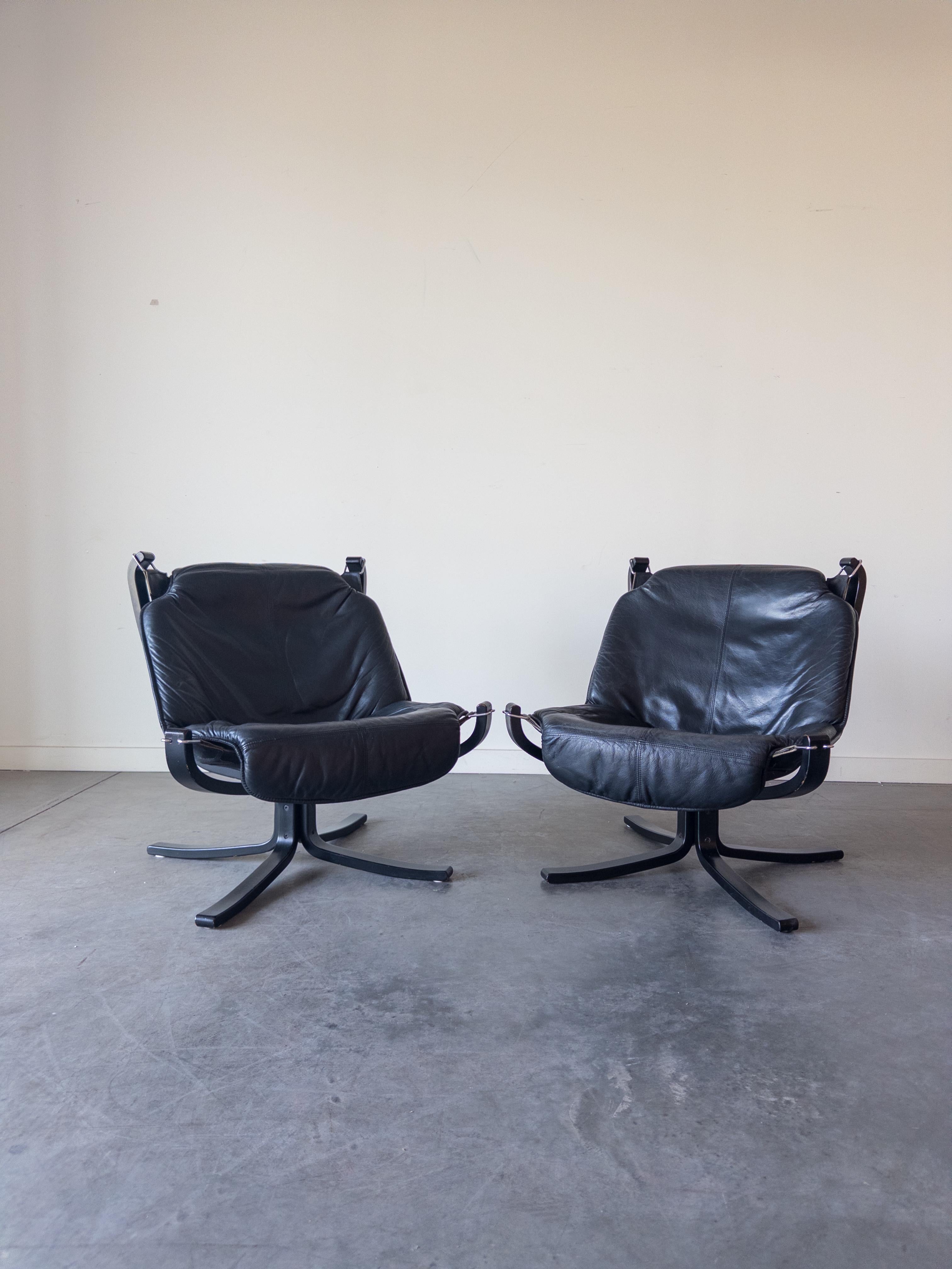 Der Falcon Chair von Sigurd Ressell für Vatne Møbler aus den 1970er Jahren schwebt in der Luft und wird von vier skulpturalen Rahmenelementen aus dunklem Holz gehalten. Die bequemen und originellen schwarzen Kissen ruhen in einer schwarzen