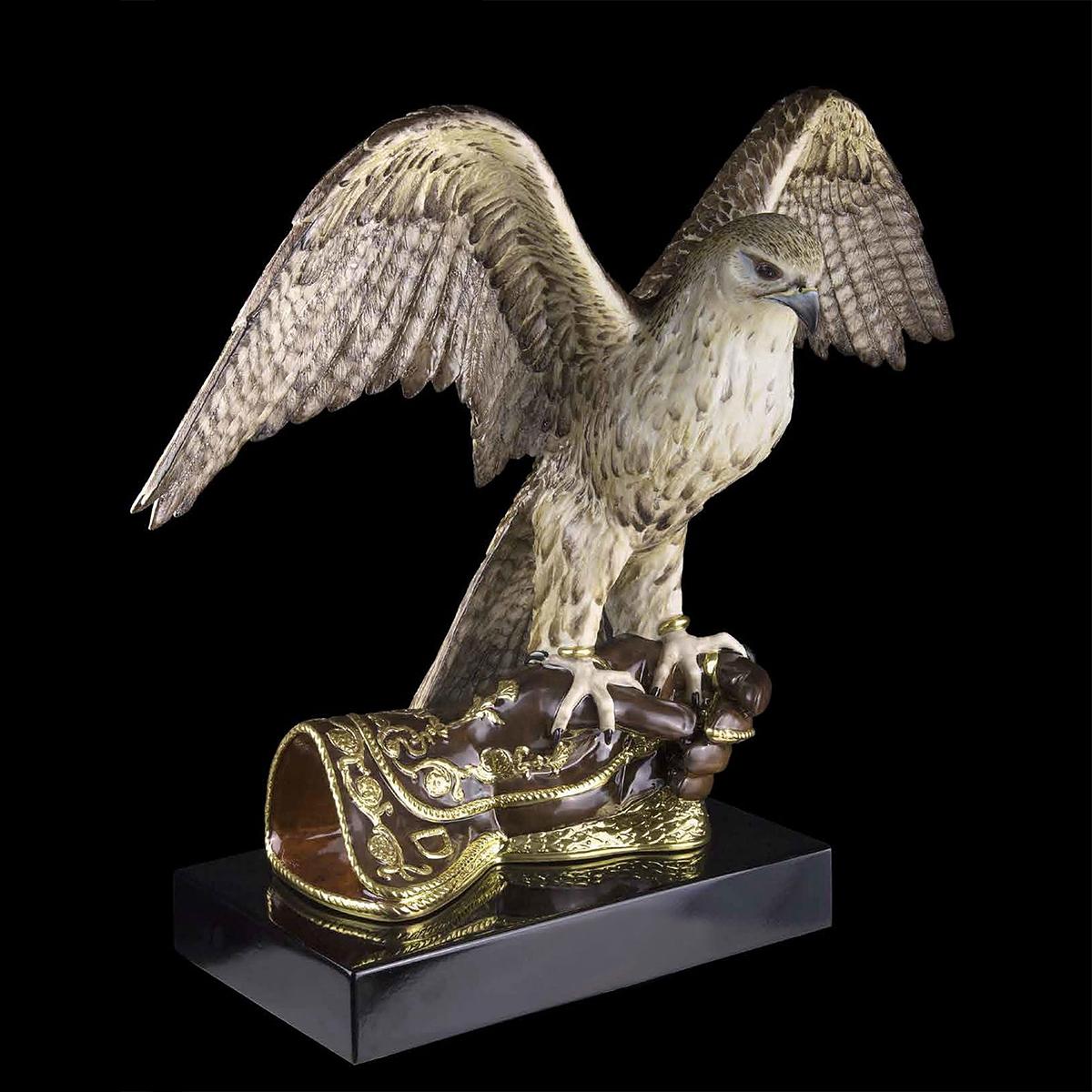Sculpture Faucon volant en porcelaine faite à la main,
pièce peinte à la main avec finition en or 24 carats
Edition limitée de 38 pièces.