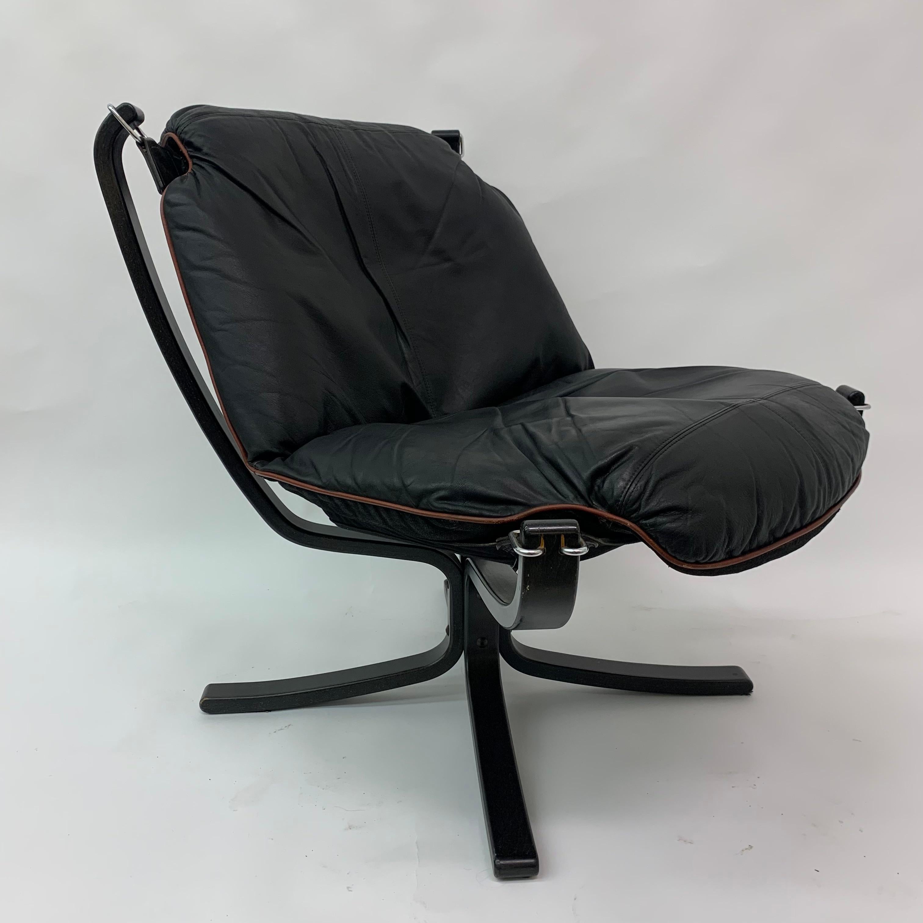 Dimensions: 80cm W, 80cm D, 45cm Seat, 81cm H
Condition: Good
Designer: Sigurd Ressel
Manufacturer: Vatne Møbler
Model: Falcon
Material : Leather , Wood