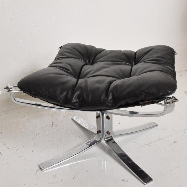 Midcentury Scandinavian Modern iconic Falcon lounge chair and ottoman on a chrome frame by designer Sigurd Ressell for Vatne Mobler,
circa 1960s, Norway.
Black leather with black canvas on an original chrome-plated frame.
Dimensions: Chair: 40