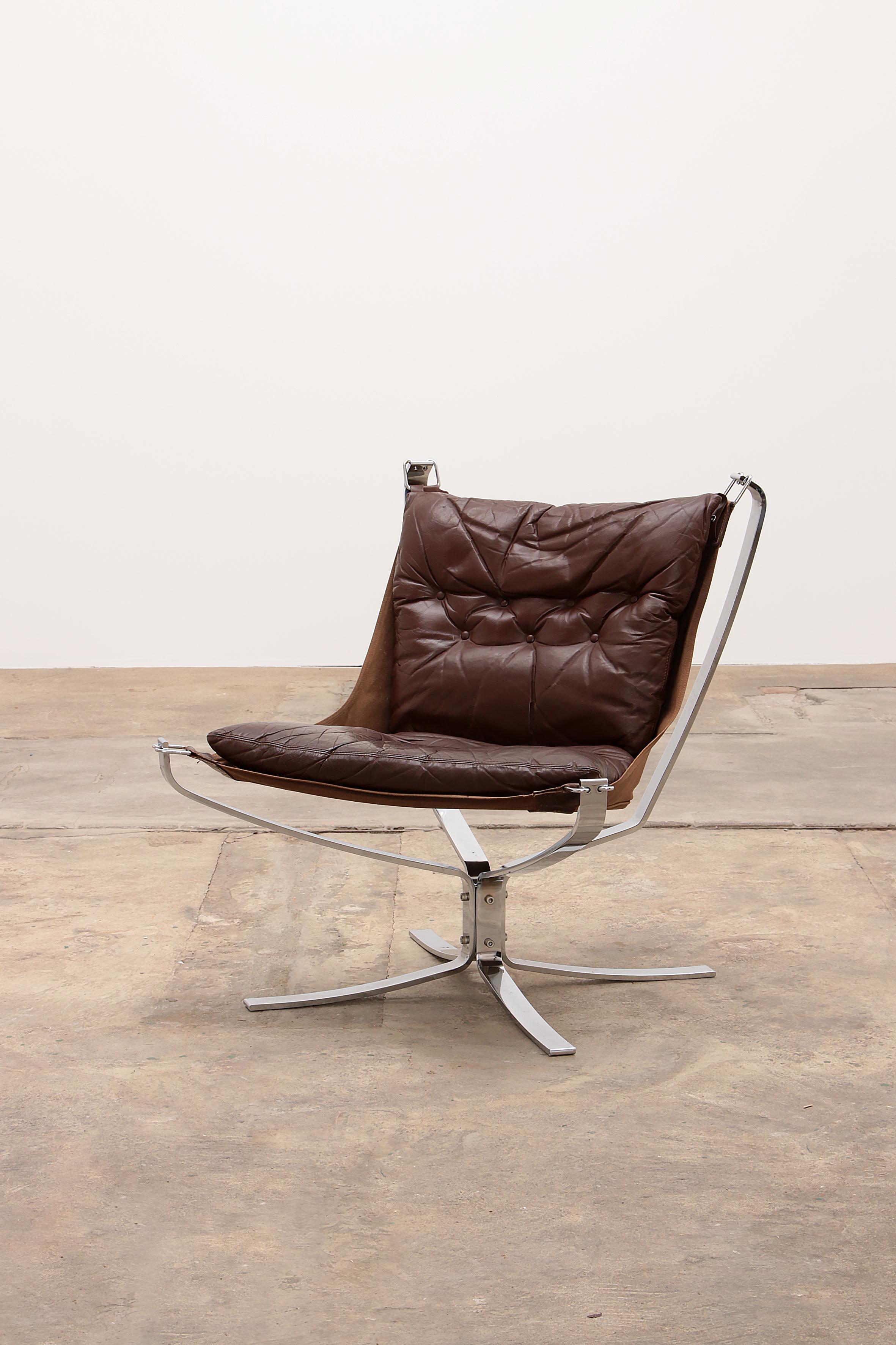Iconic hanging chair Falcon in brown leather on a chromed steel base, designed by Sigurd Ressel and made by Vatne Møbler in Norway in the 1970s. Falcon chairs are both extremely comfortable and stylish options for home office chairs, lounge chairs