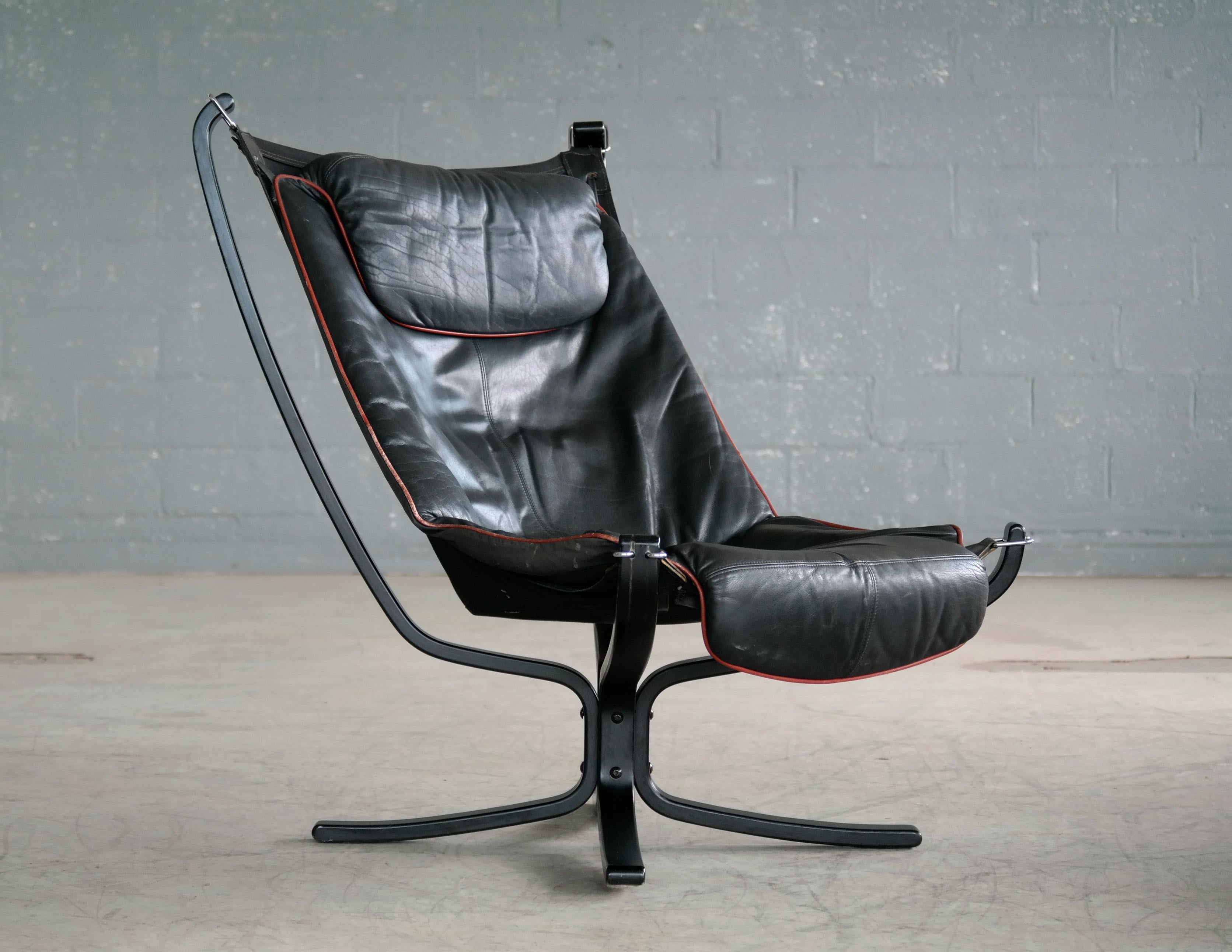 Mid-Century Modern Falcon Lounge Chair with Ottoman in Black Leather Red Piping by Resell