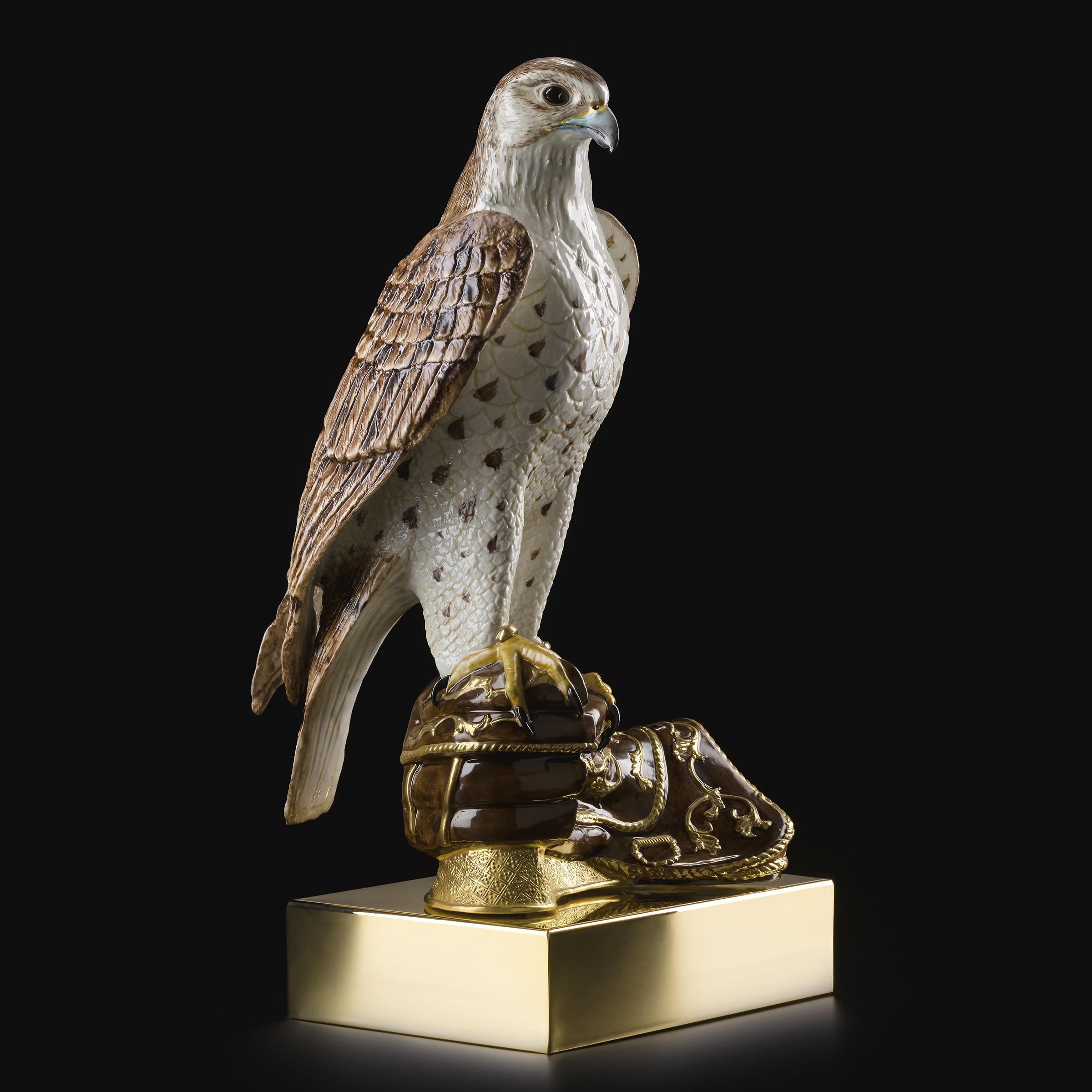 Sculpture falcon in handmade porcelain,
hand painted piece with finishing in gold 24-karat
Limited Edition of 300 pieces.