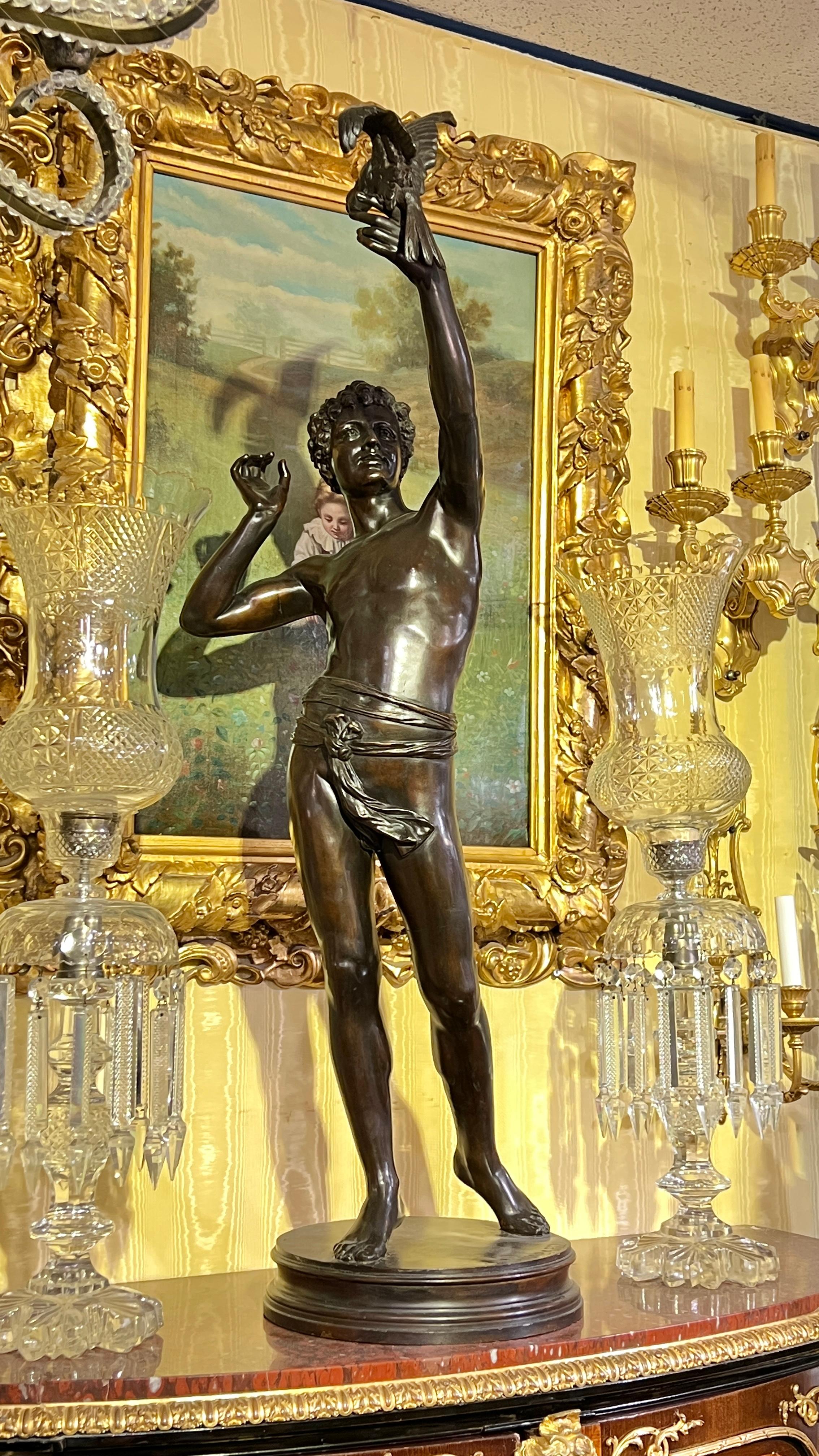 Statua in bronzo patinato di un falconiere secondo il modello originale di Adolphe Martial Thabard (1831-1905).  Vincitore di numerose medaglie al Salone di Parigi, questo particolare modello vinse la medaglia d'argento all'Esposizione Universale
