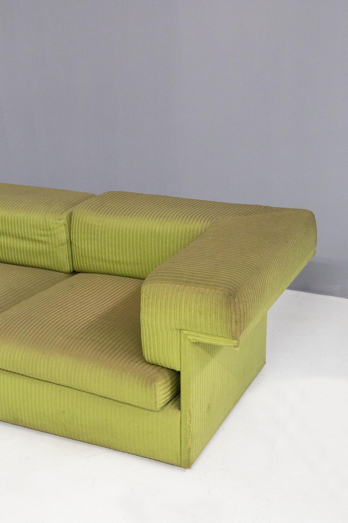 A splendid modular sofa designed in the 1970s and produced by Faleschini.
The modular sofa consists of 5 seating modules, all made of soft green velvet. At the corner there is a module that serves as a connection between the other modules of the