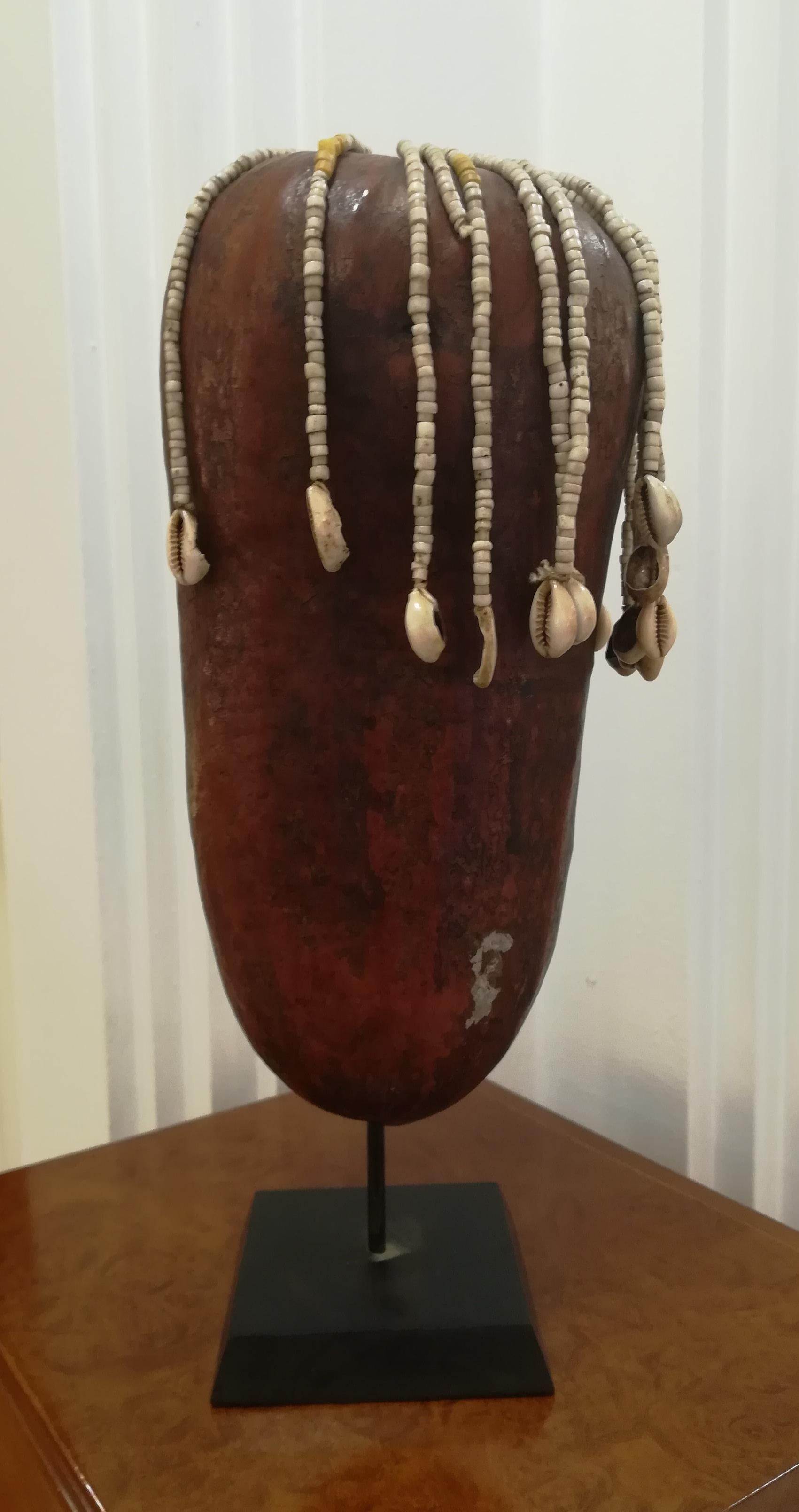 Fali Doll and percussion instrument Tanzania, beginning of the 20th century. Calabash and shells
Provenance: Galerie Bronsin, Galerie Alain de Monbrison.