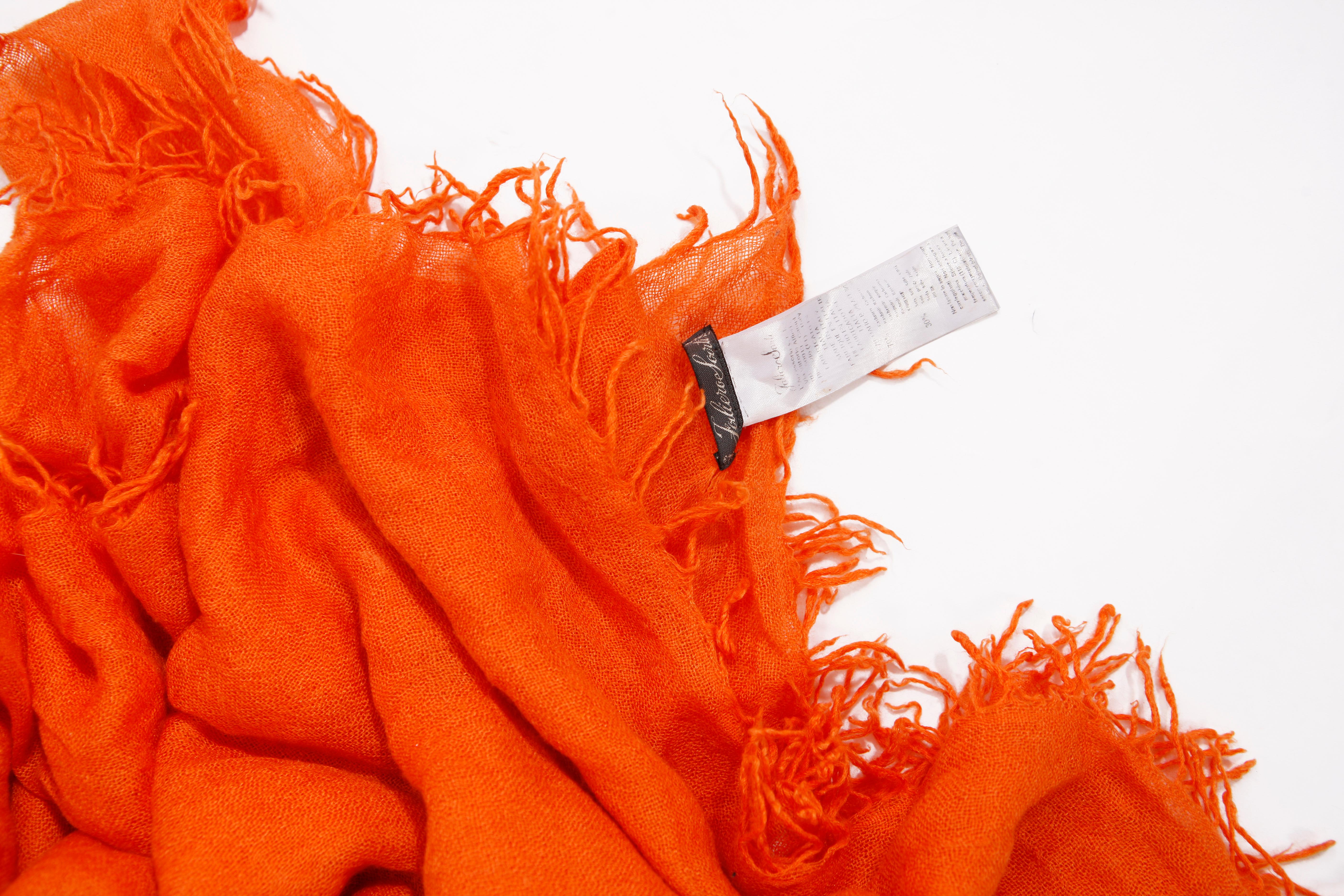 Faliero Sarti, Orange cashmere scarf with fringes. This item is in very good condition.

• CONDITION: very good

• MEASUREMENTS: length 160 cm, width 160 cm

• FABRIC: 70% cashmere 30% silk

• CARE: dry cleaning

• COLOUR: orange

