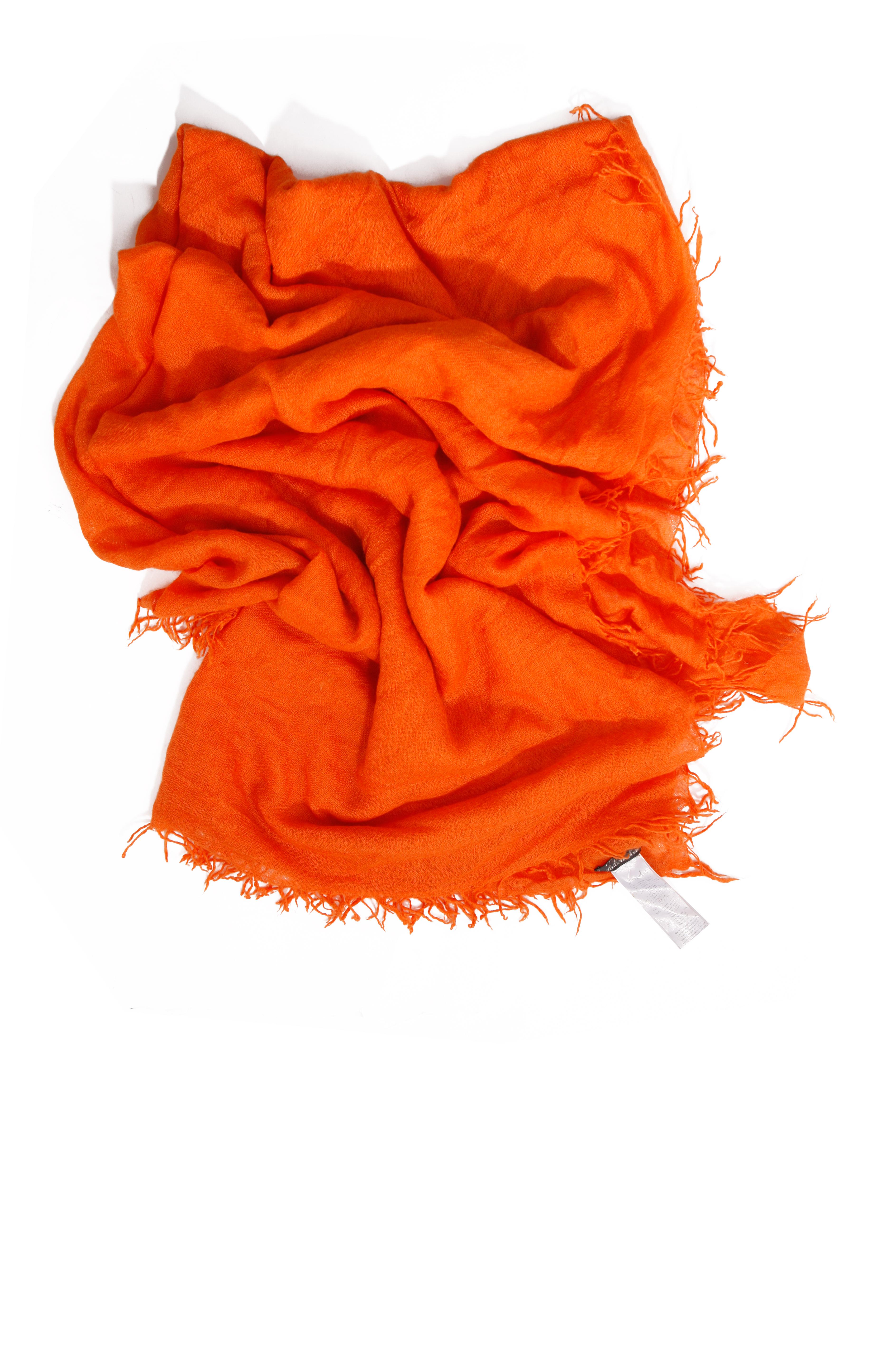 Faliero Sarti, Orange cashmere scarf with fringes. In Excellent Condition For Sale In AMSTERDAM, NL