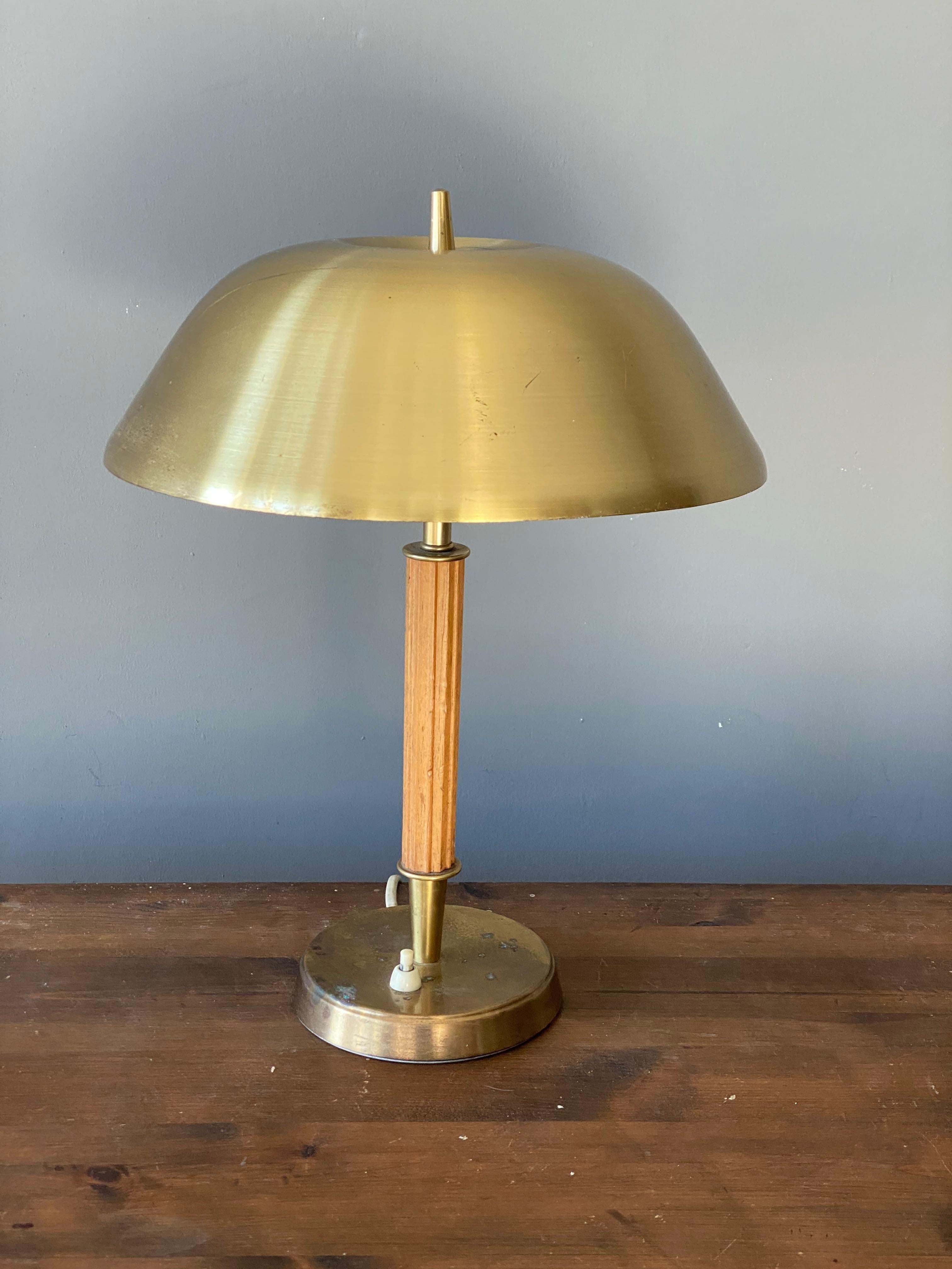 Falkenbergs Belysning, Funktionalistische Tischlampe, Messing, gebeiztes Holz, 1950er Jahre (Moderne der Mitte des Jahrhunderts)