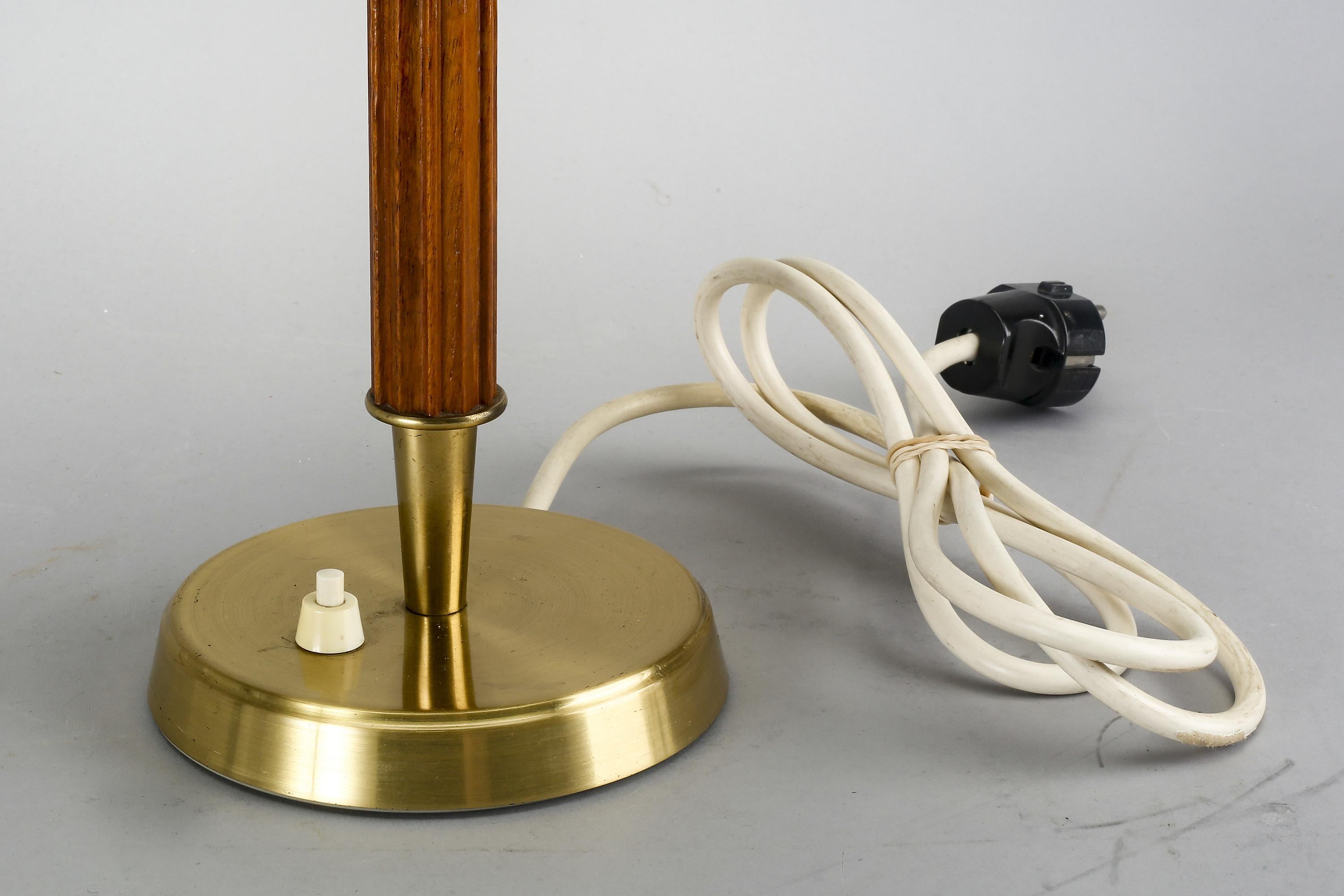 Swedish Modern Table Lamp, Brass, Teak, 1950s In Good Condition For Sale In Uccle, BE