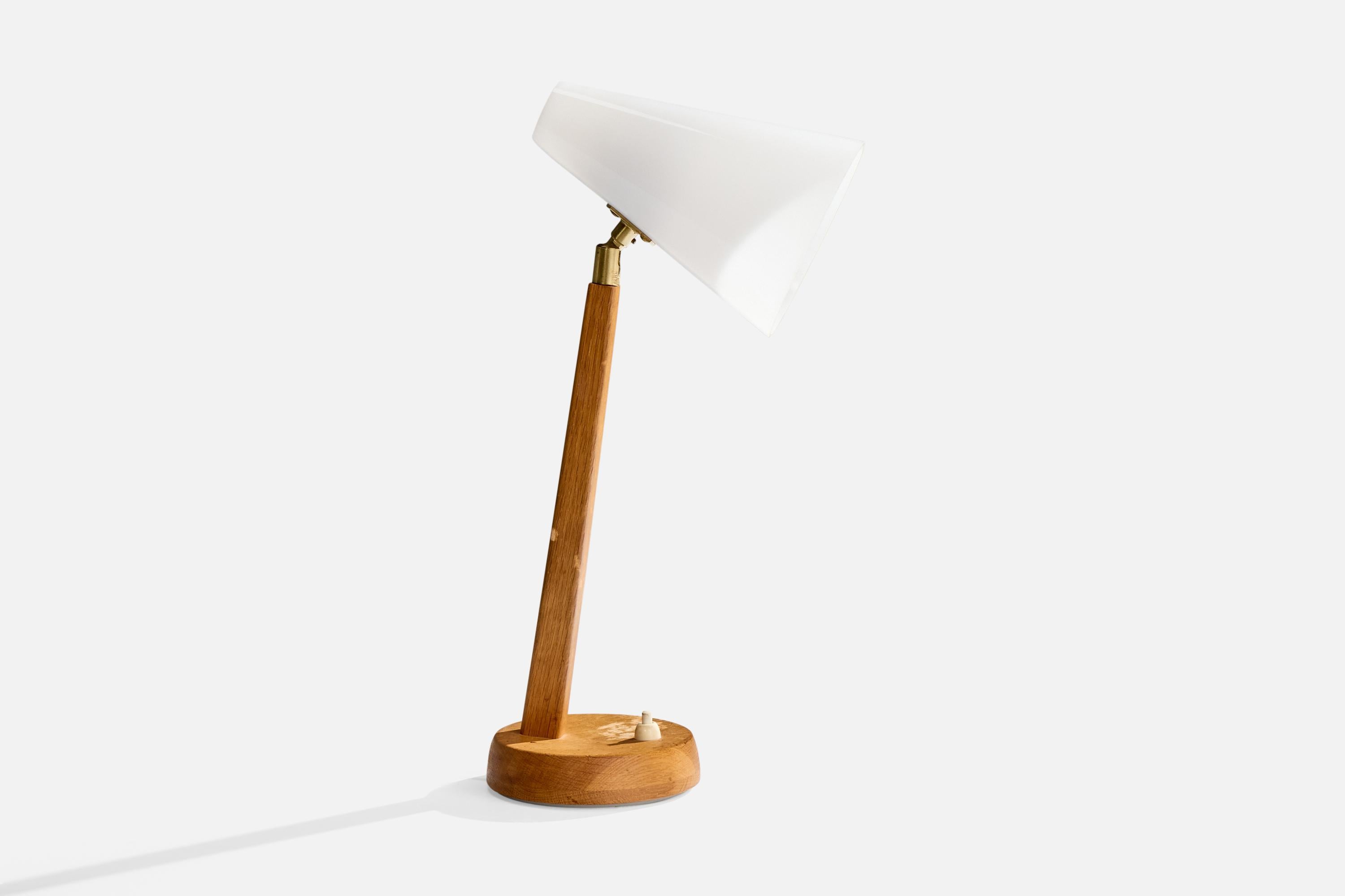 Lampe de table réglable en chêne, laiton et acrylique blanc produite par Falkenberg Belysning, Suède, vers les années 1960.

Dimensions de la lampe (pouces) : 16.5 