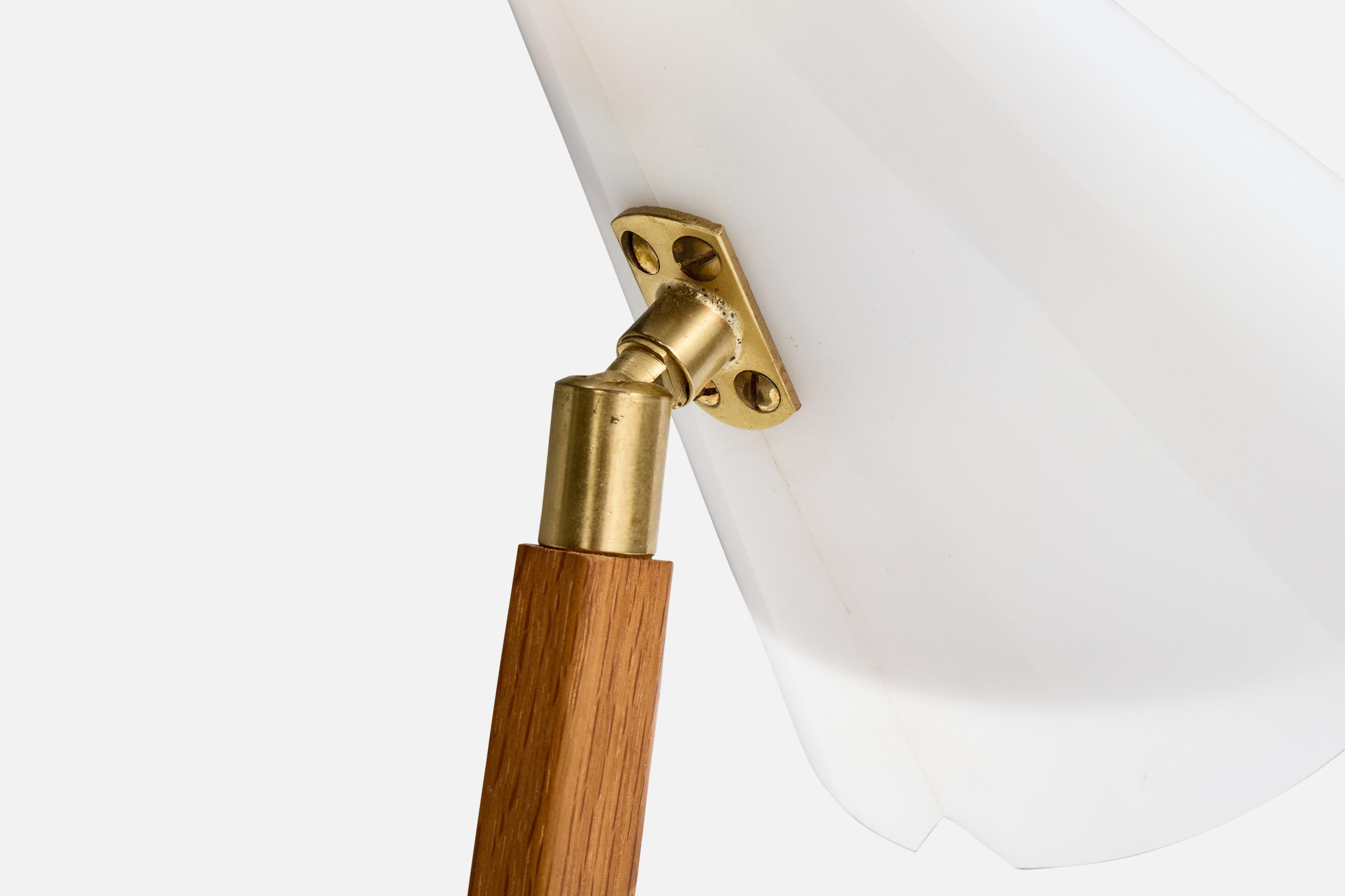 Milieu du XXe siècle Falkenberg Belysning, lampe de table, laiton, Oak, acrylique, Suède, années 1960 en vente