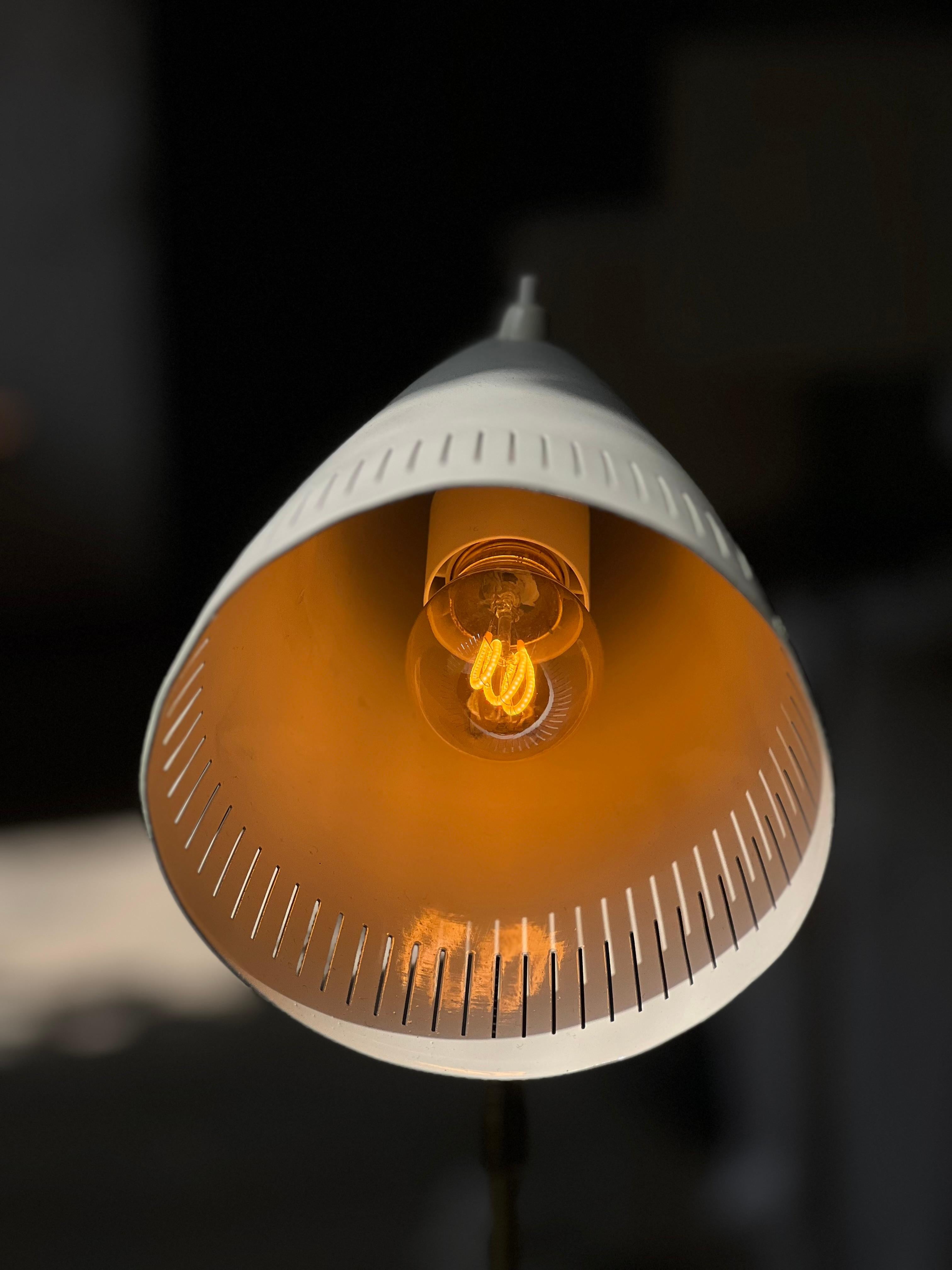 Lampada da terra in ottone Falkenberg regolabile in altezza Svezia anni '60 in vendita 2