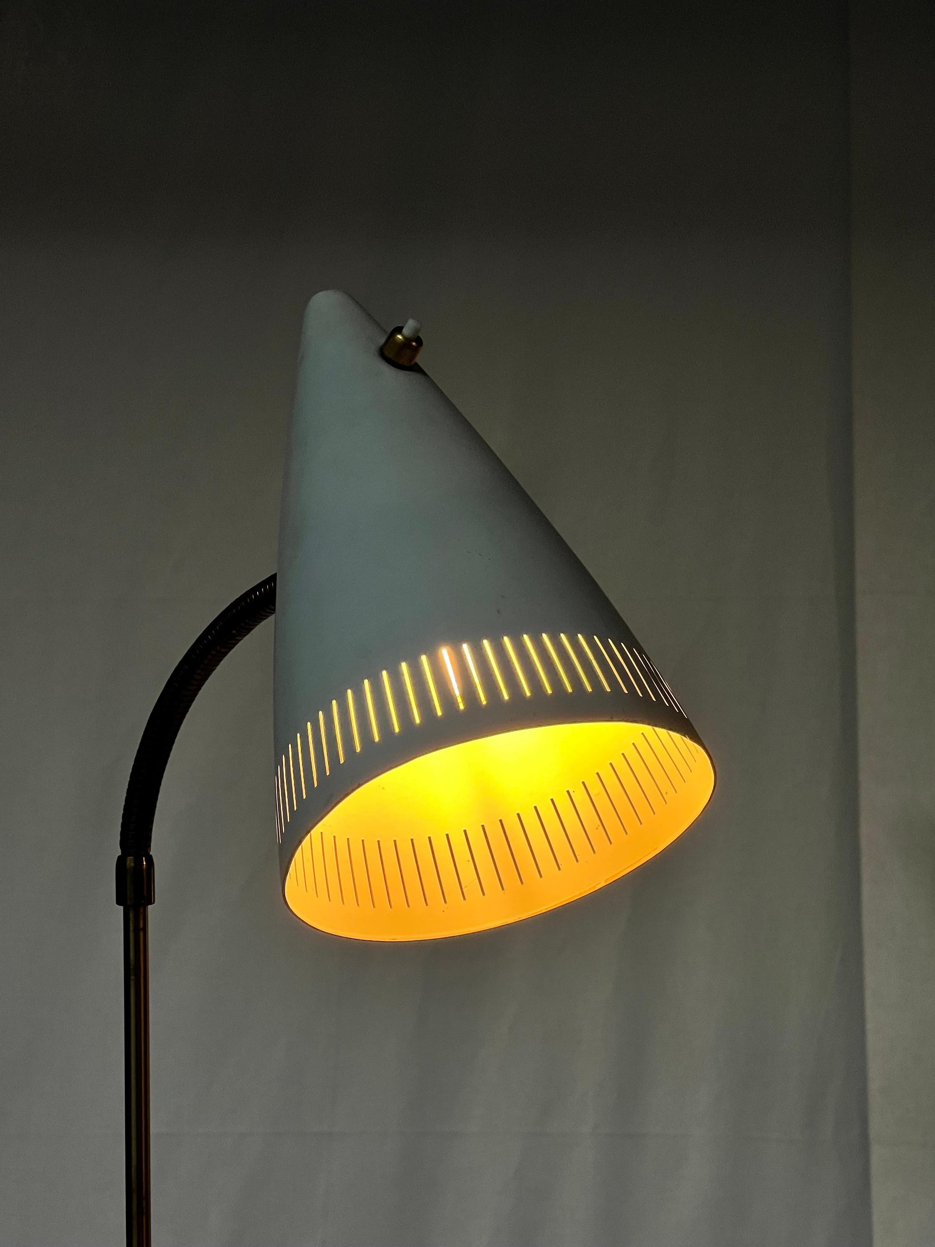 Dies ist eine verstellbare Stehlampe aus Messing des berühmten schwedischen Herstellers Falkenberg. Die Lampenschirme sind aus Aluminium gefertigt, weiß lackiert und mit einem Schalterknopf aus Messing versehen. Ein Blasenlicht im Inneren. Sie