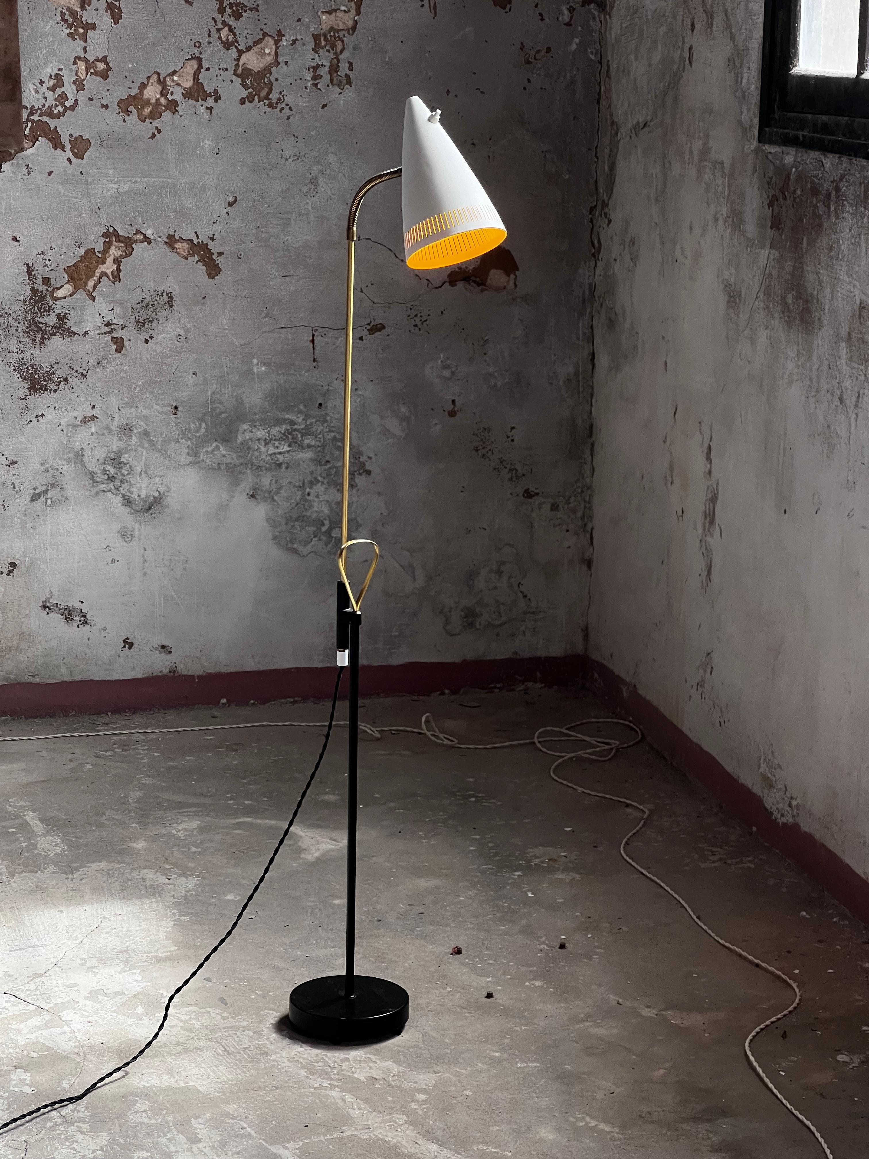 Questa è una lampada da terra regolabile in ottone del famoso produttore svedese Falkenberg. Il paralume è realizzato in alluminio e laccato bianco con un pulsante di accensione in ottone. Una luce a bolla all'interno. Puoi regolare l'inclinazione