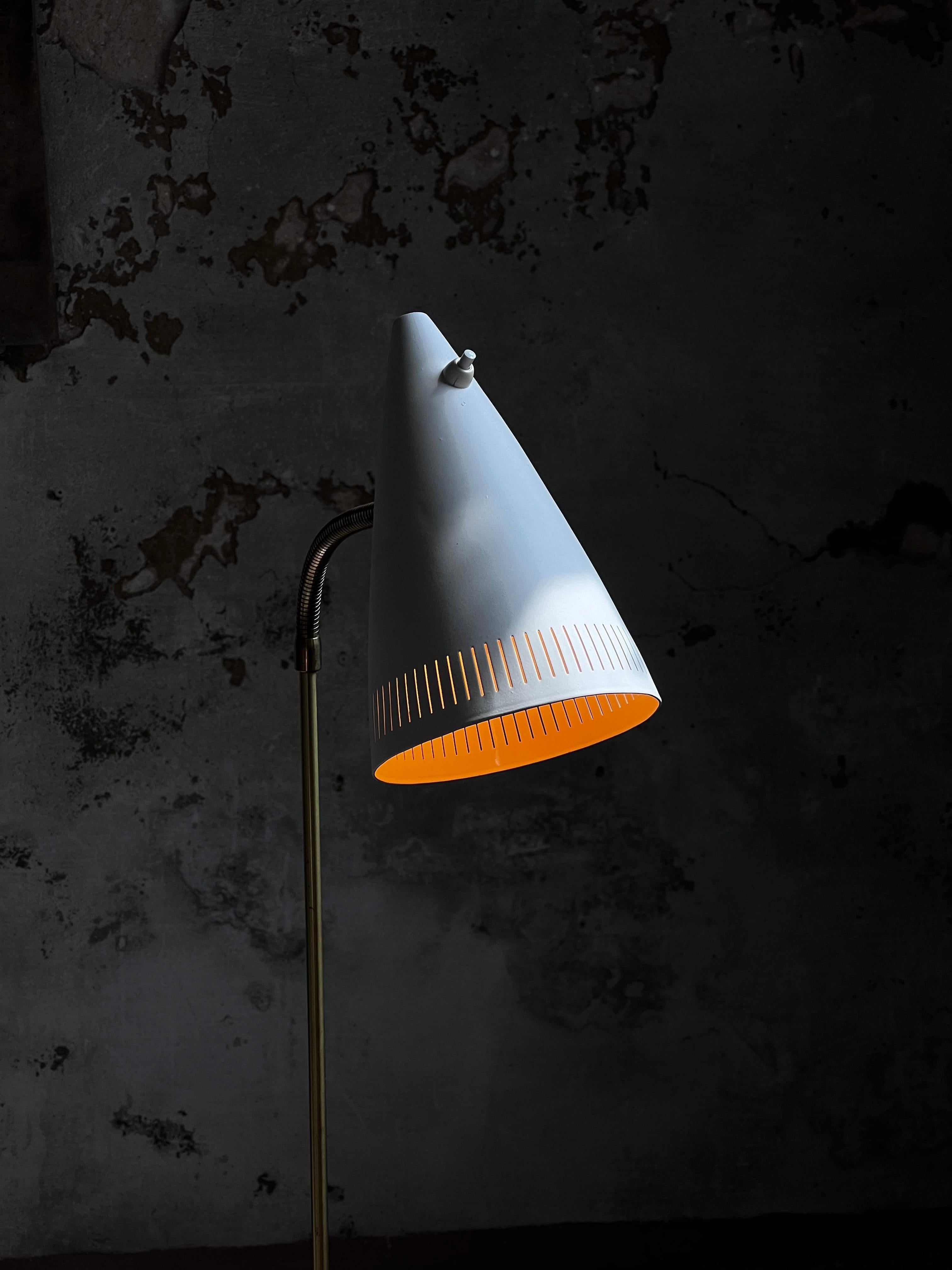 Mid-Century moderno Lampada da terra in ottone Falkenberg regolabile in altezza Svezia anni '60 in vendita