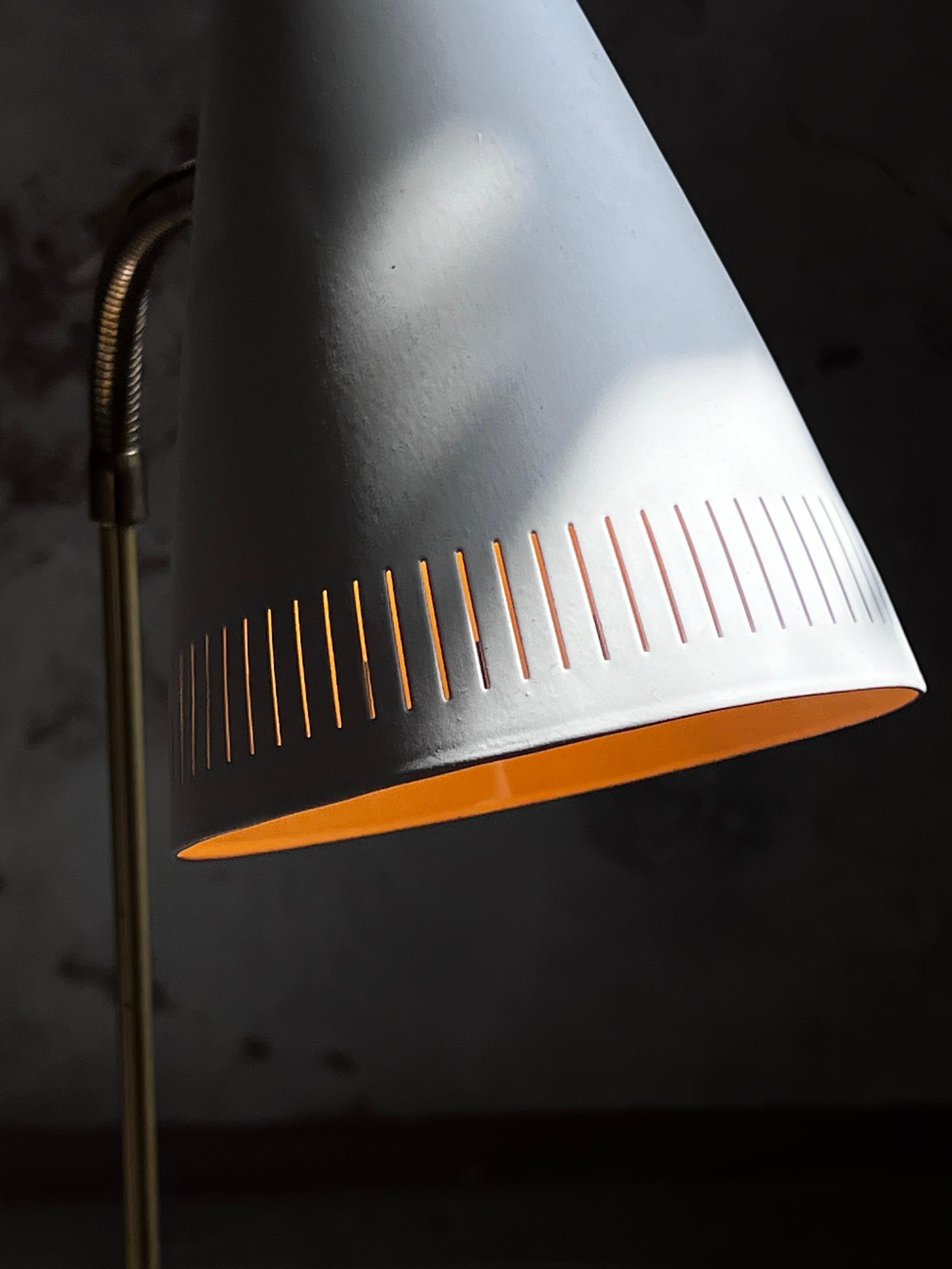 Svedese Lampada da terra in ottone Falkenberg regolabile in altezza Svezia anni '60 in vendita