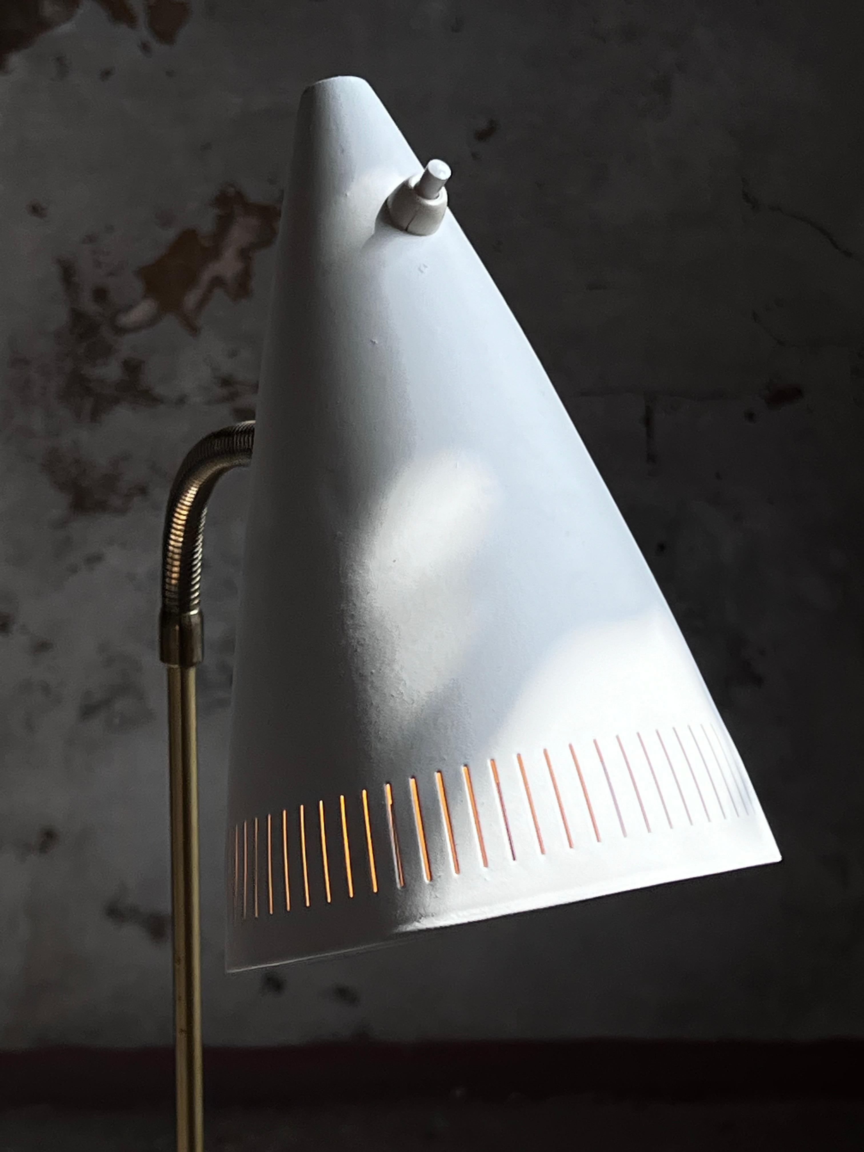Dipinto Lampada da terra in ottone Falkenberg regolabile in altezza Svezia anni '60 in vendita