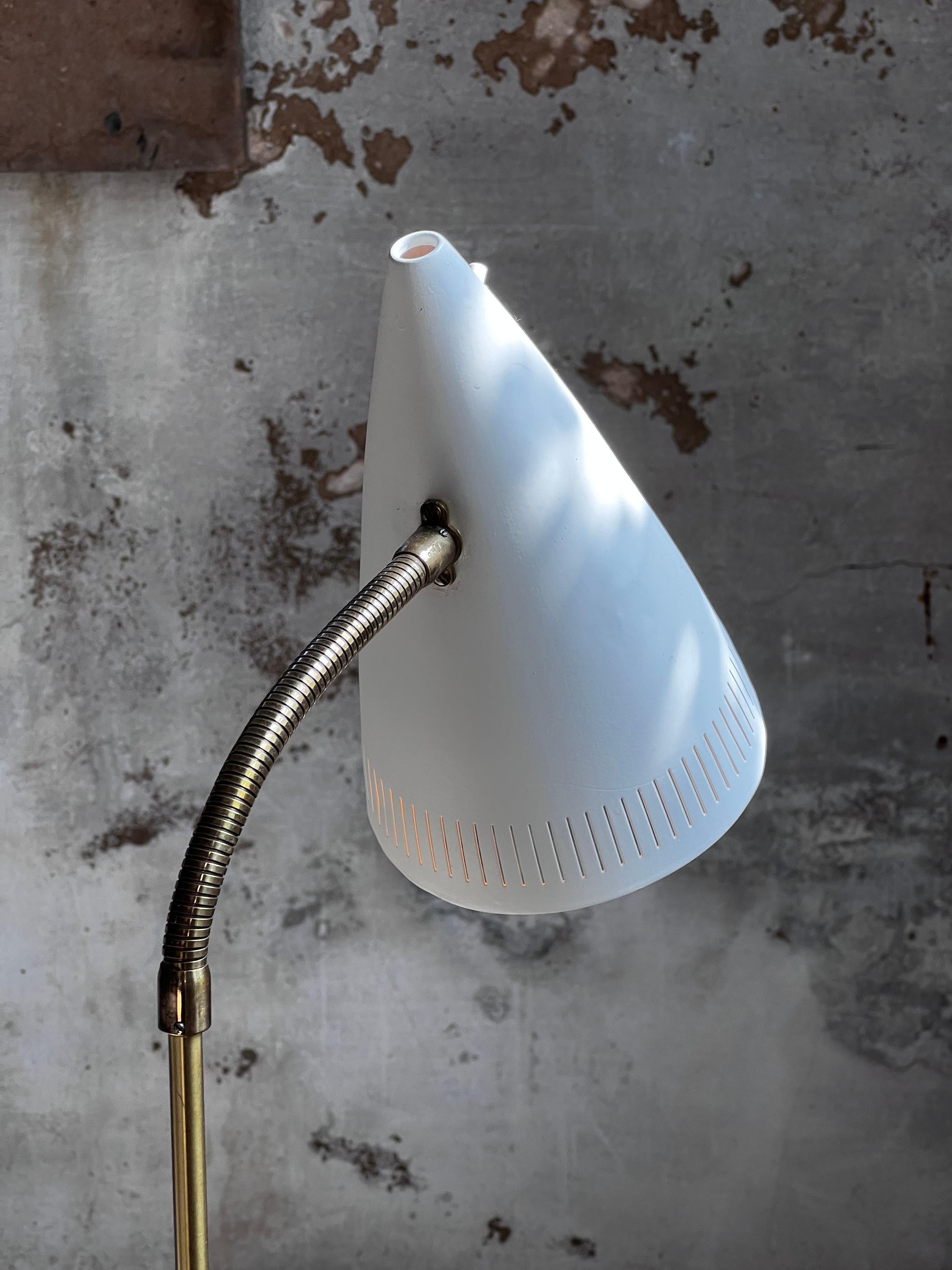 Lampada da terra in ottone Falkenberg regolabile in altezza Svezia anni '60 in vendita 1