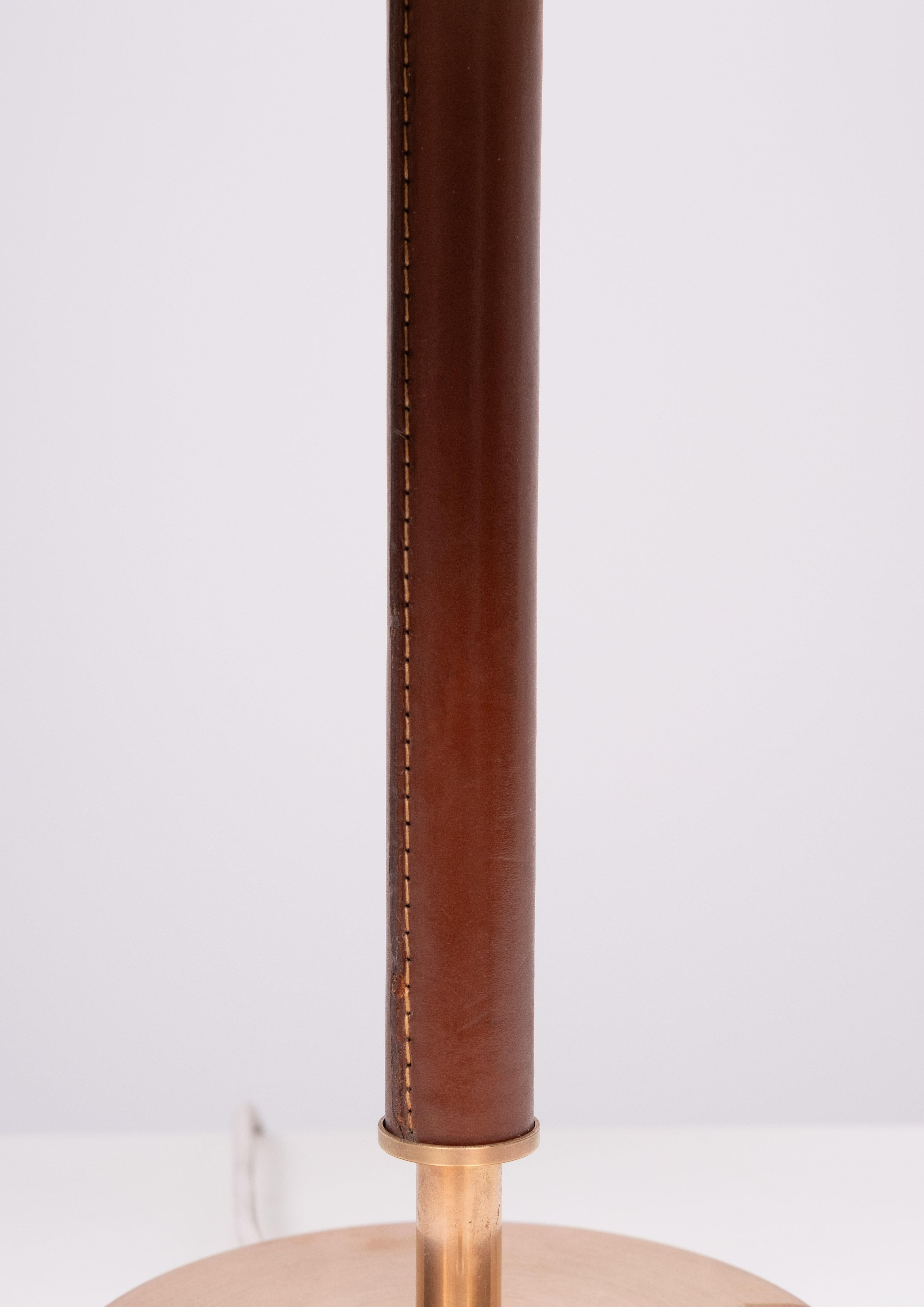 Falkenbergs Belysning  Brass and Leather table lamp  Sweden 1960s Bon état - En vente à Den Haag, NL