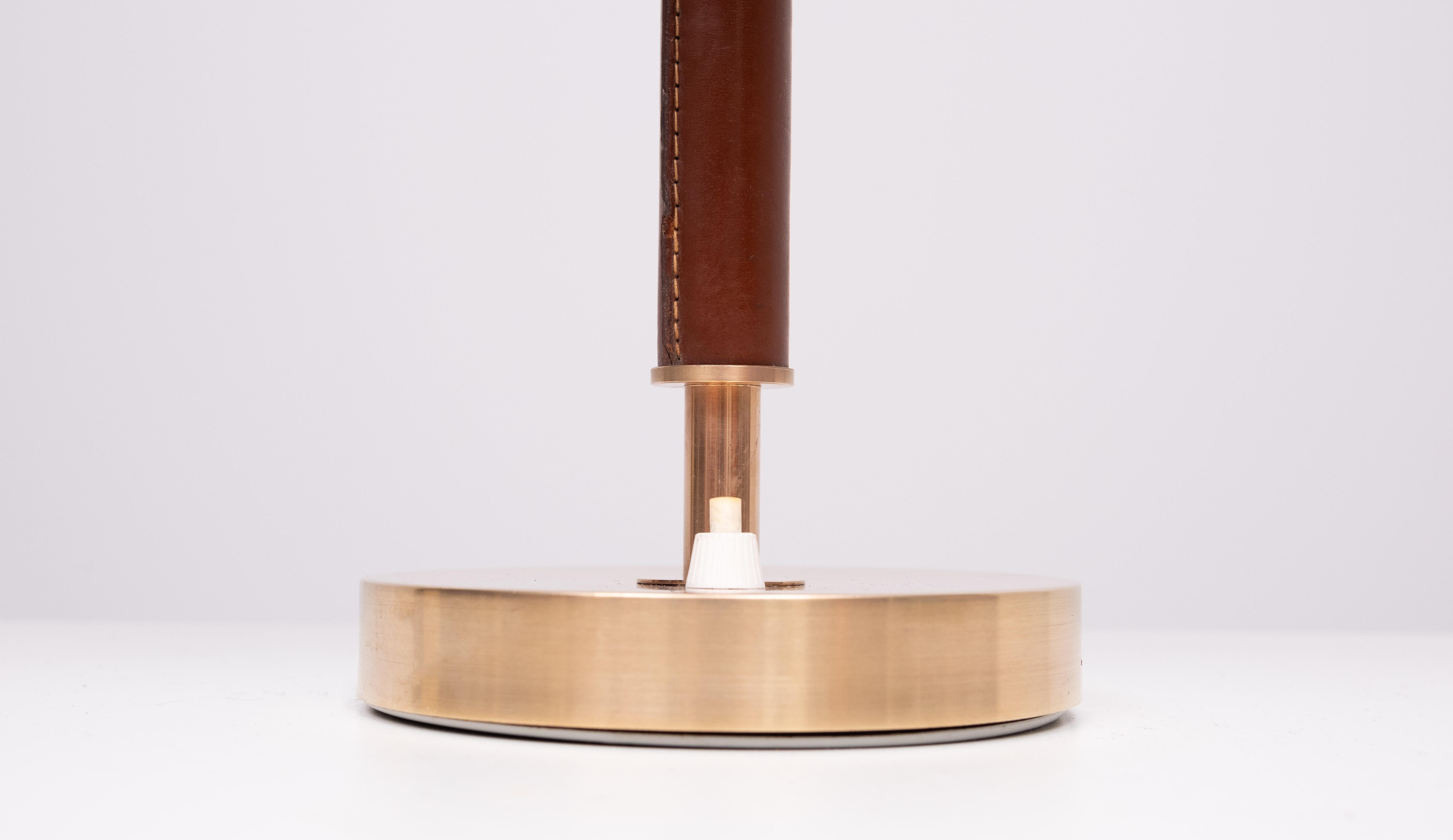 Milieu du XXe siècle Falkenbergs Belysning  Brass and Leather table lamp  Sweden 1960s en vente